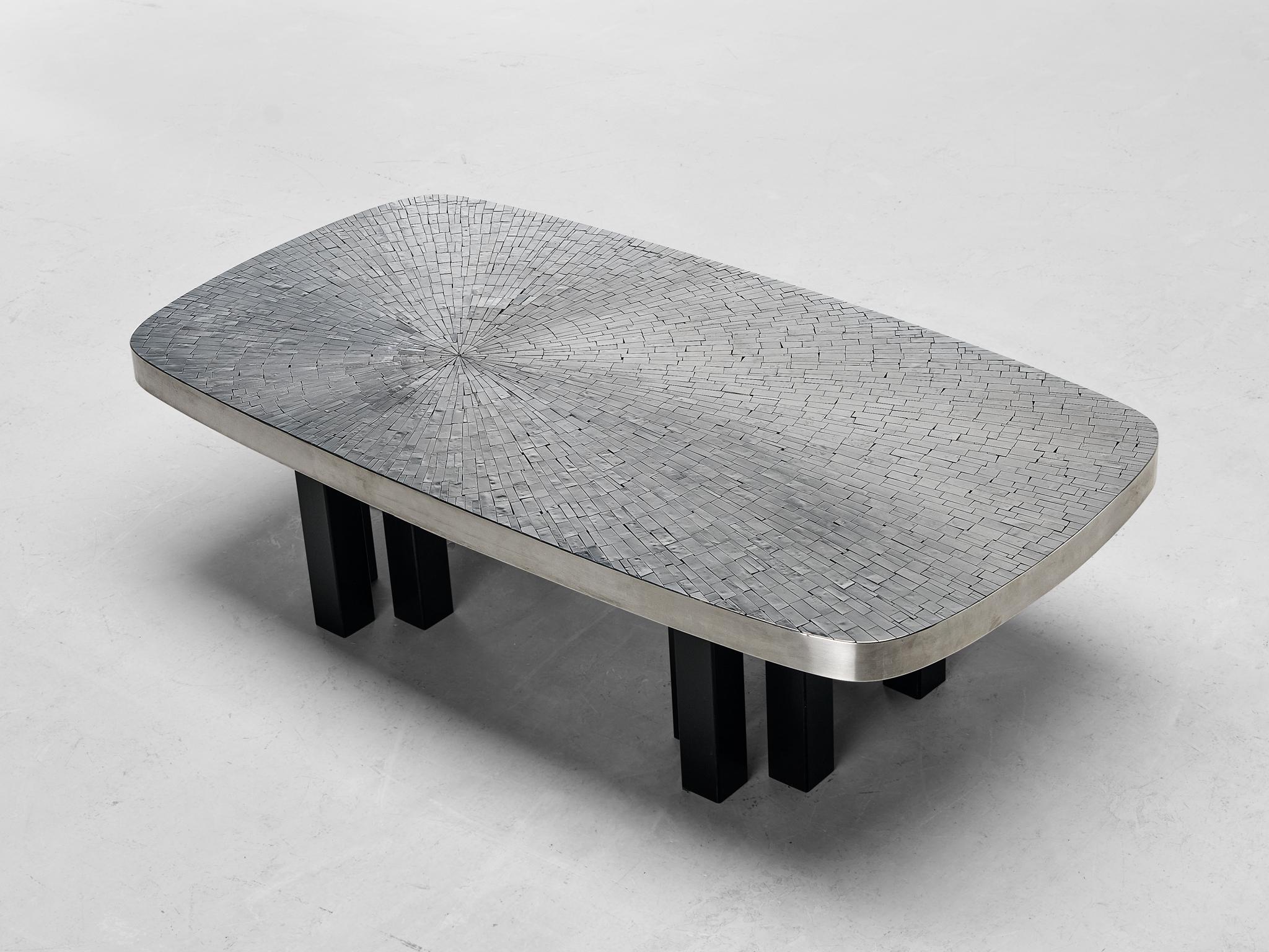 Jean Claude Dresse, Couchtisch, rostfreier Stahl, lackierter Stahl, Belgien, um 1975

Bezaubernder Couchtisch, entworfen von dem belgischen Künstler Jean Claude Dresse Mitte der 70er Jahre. Dieser rechteckige Tisch mit abgerundeten Konturen ist
