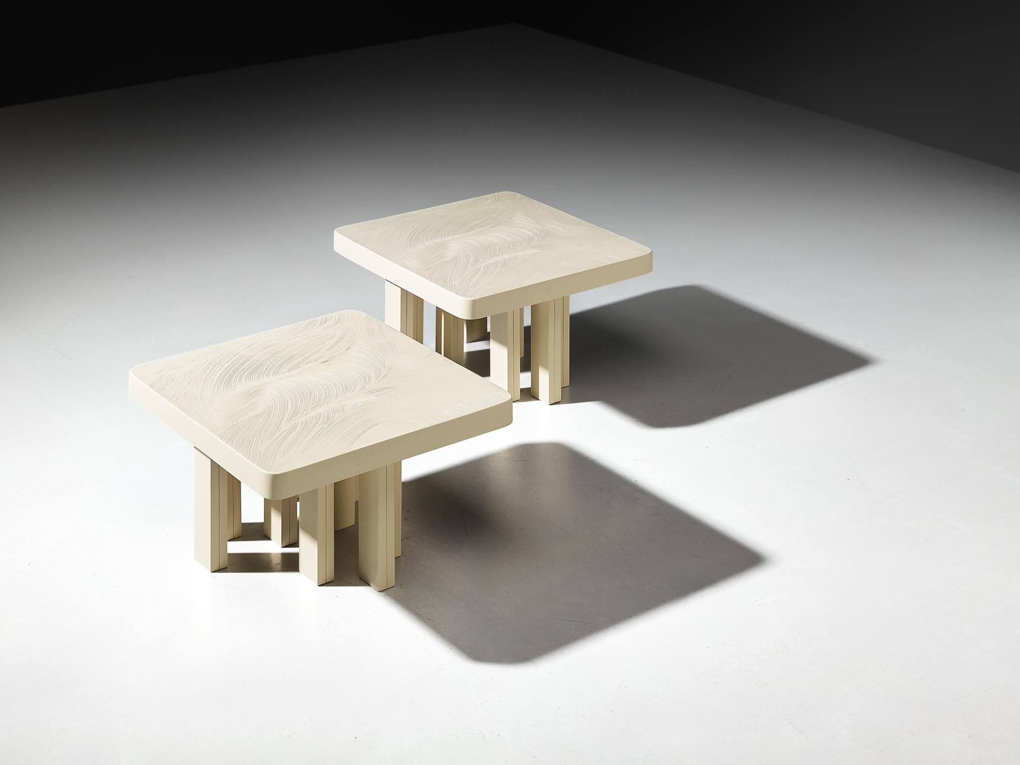 Jean Claude Dresse, Kaffee- oder Beistelltische, Harz, lackierter Stahl, Belgien, 1970er Jahre

Dieses exzentrische Couchtischpaar ist eine meisterhafte Kreation des belgischen Designers Jean Claude Dresse. Jeder Zentimeter dieses Stücks ist ein