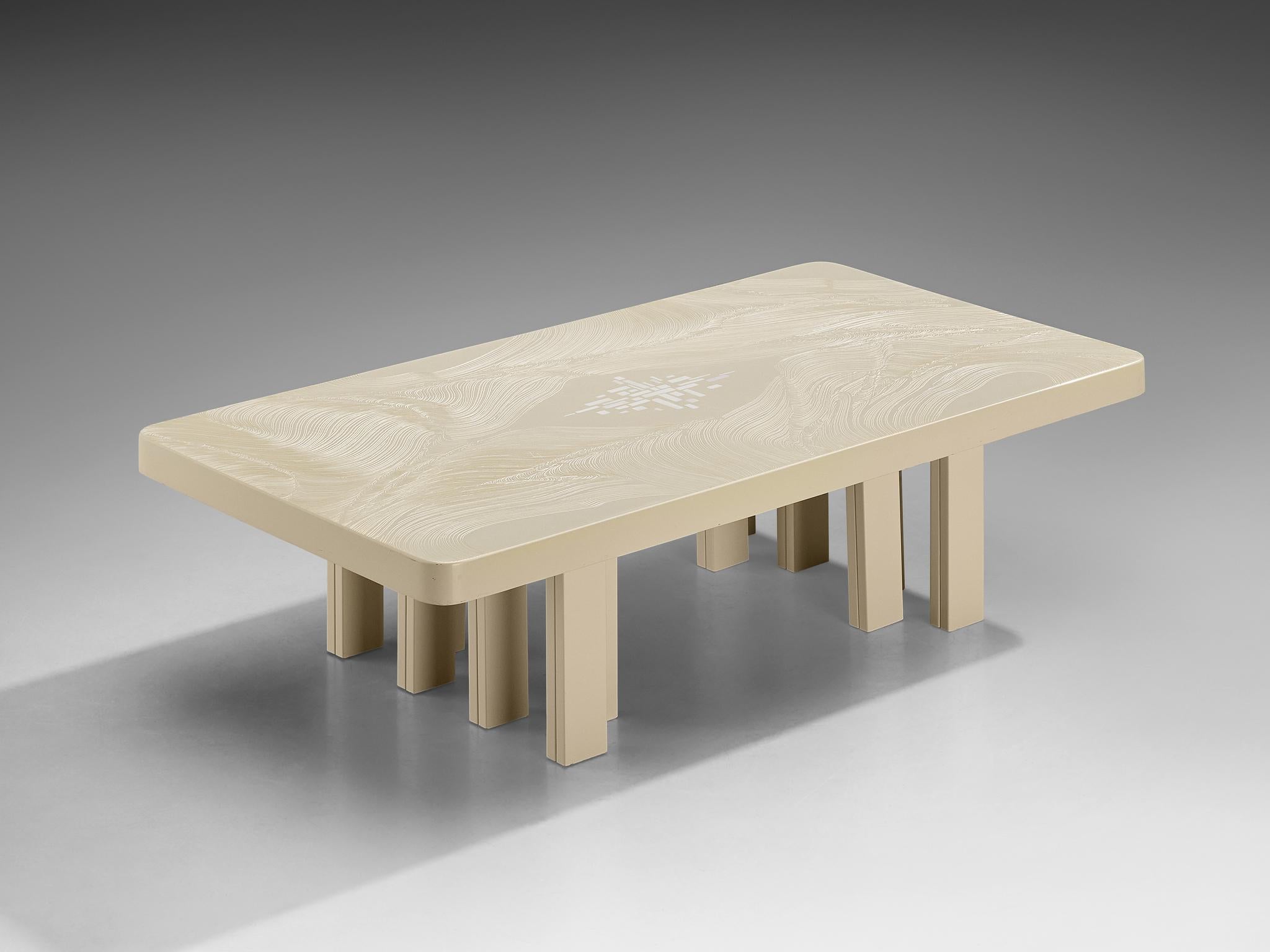 Jean Claude Dresse, Couchtisch, Harz, lackierter Stahl, Belgien, 1970er Jahre

Dieser exzentrische Couchtisch ist eine meisterhafte Kreation des belgischen Designers Jean Claude Dresse. Jeder Zentimeter dieses Stücks ist ein Beispiel für die