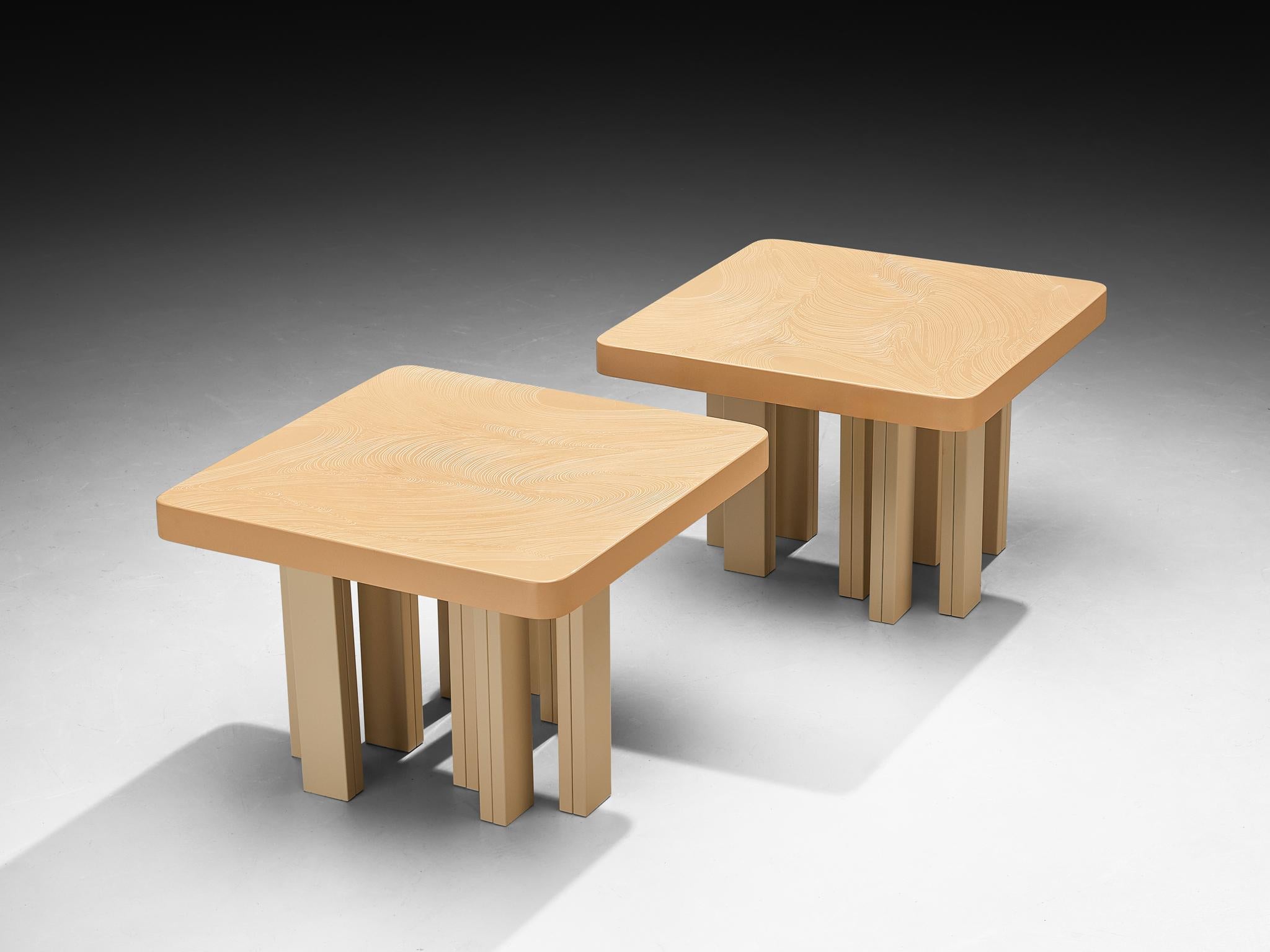 Jean Claude Dresse, mesas de centro o auxiliares, resina, acero lacado, Bélgica, años 70

Este excéntrico diseño de mesa de centro es una creación magistral del diseñador belga Jean Claude Dresse. Cada centímetro de estas piezas ejemplifica la