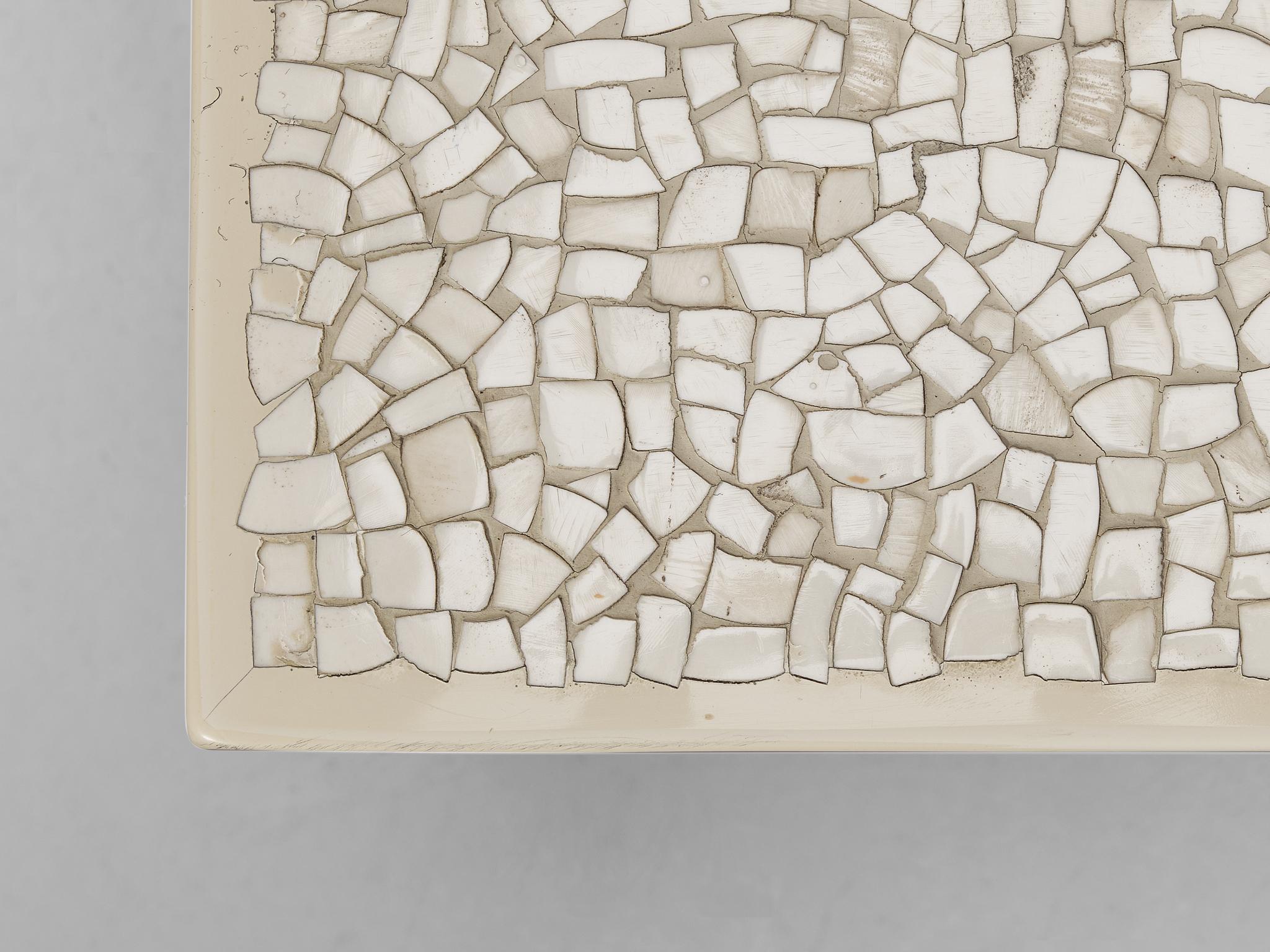 Fin du 20e siècle Table basse unique Jean Claude Dresse en résine avec incrustation de mosaïque os  en vente