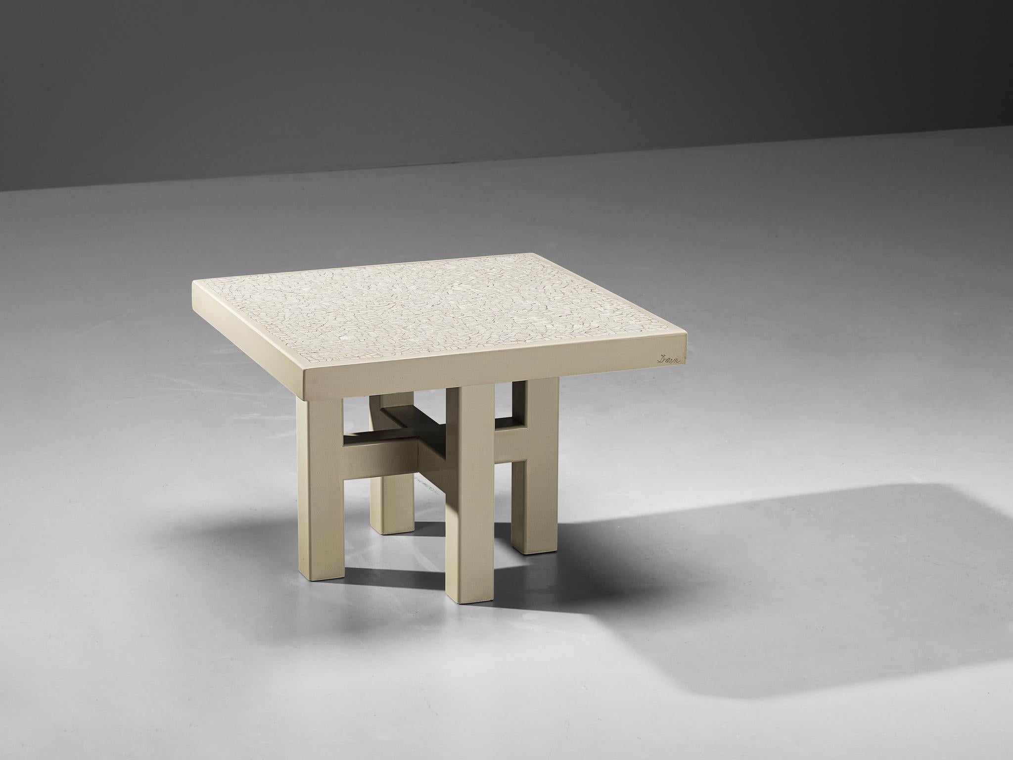 Jean Claude Dresse, Couchtisch, Harz, lackierter Stahl, Belgien, um 1970  

Dieser als Einzelstück gefertigte Couchtisch ist ein Entwurf von der Hand des belgischen Designers Jean Claude Dresse. Ein echtes Unikat, denn Dresse hat nur ein einziges