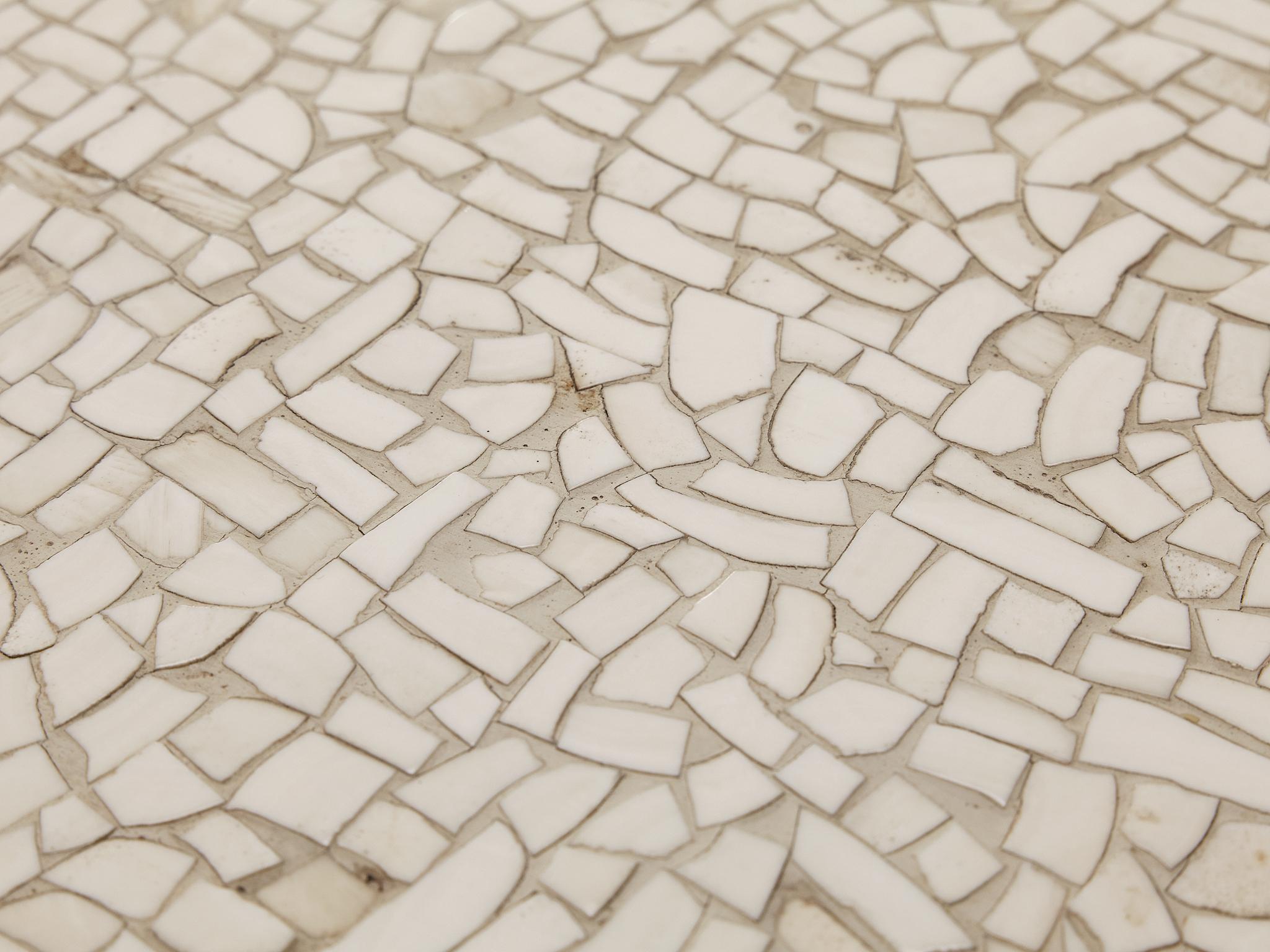 Jean Claude Dresse Einzigartiger Couchtisch aus Kunstharz mit Mosaikeinlage im Angebot 1