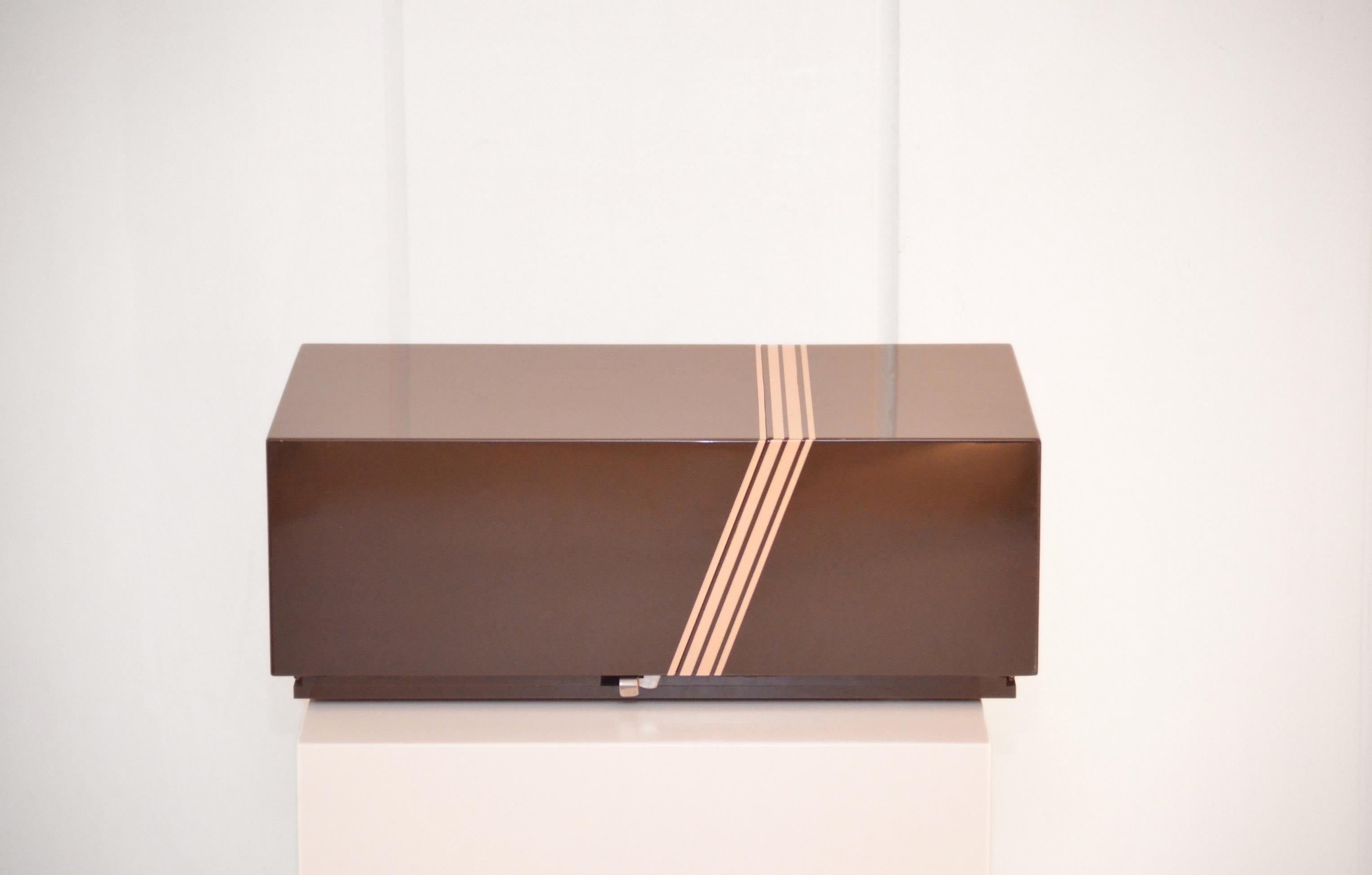 Jean-Claude Farhi
Cave à cigares par Jean Claude Farhi pour Claude. Plexiglas brun chocolat et blanc.
France ca. 1980
H. 13 cm, L. 39,5cm, P. 22,5cm