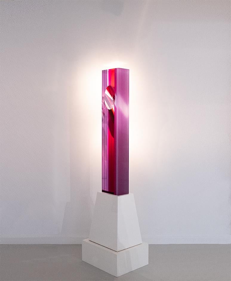 Jean-Claude Fahri (1940-2012)

Amazing column in transparent polymethyl methacrylate with inclusions of a magenta camaieu ;
base in white Plexiglas.

Unique piece.
France, signed and dated 1986

NB : the first white wooden base is not part