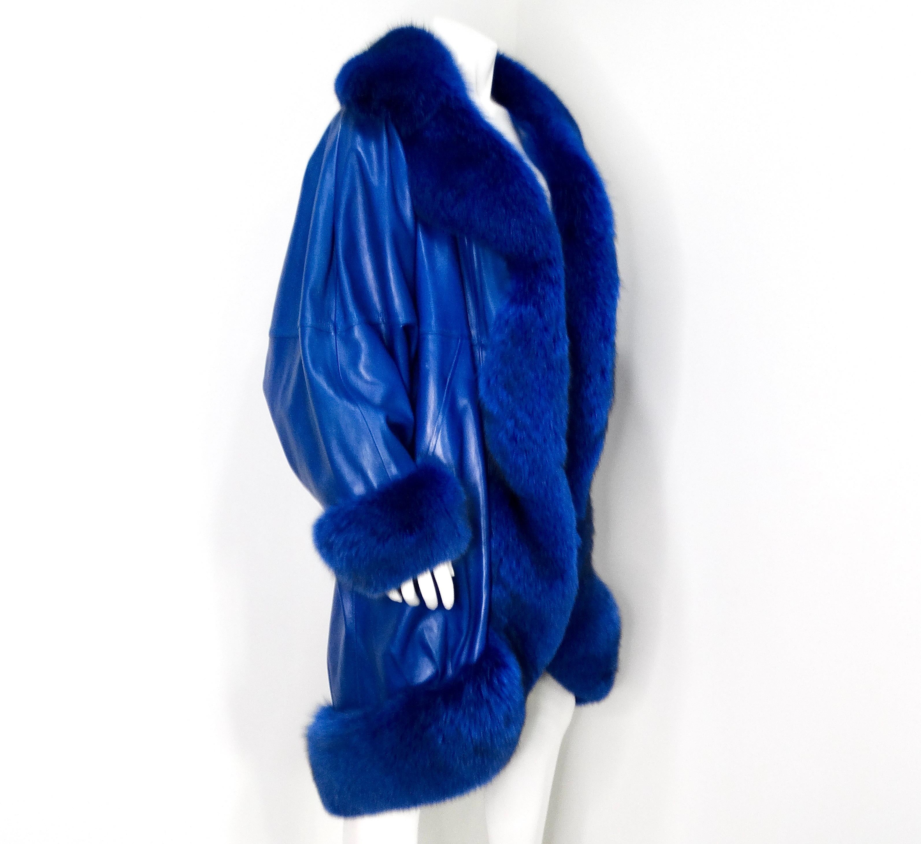 Jean Claude Jitoris CUSTOM MADE Manteau en cuir et fourrure de renard bleu cobalt circa 1990 en vente 6