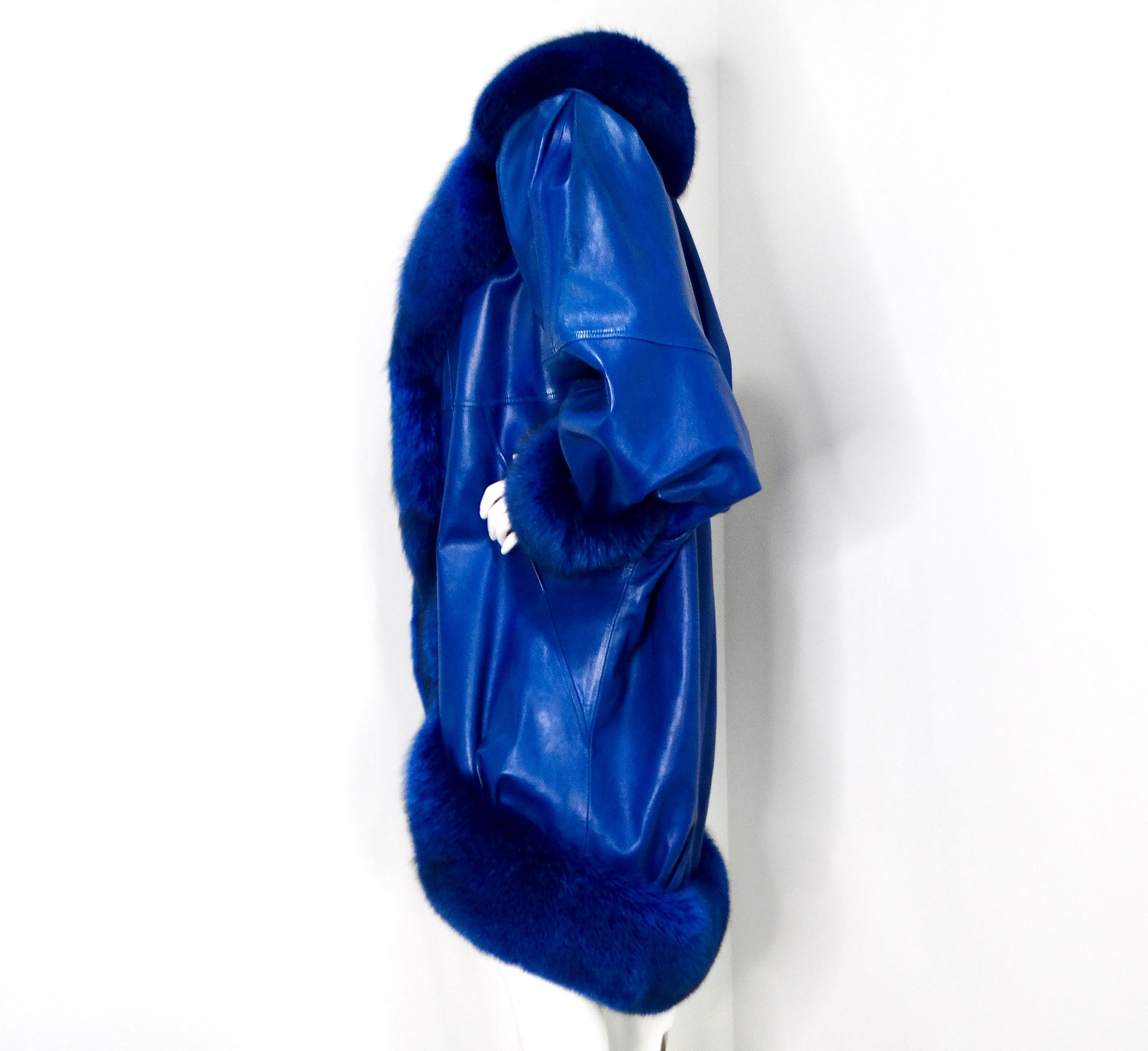 Jean Claude Jitoris CUSTOM MADE Manteau en cuir et fourrure de renard bleu cobalt circa 1990 Pour femmes en vente