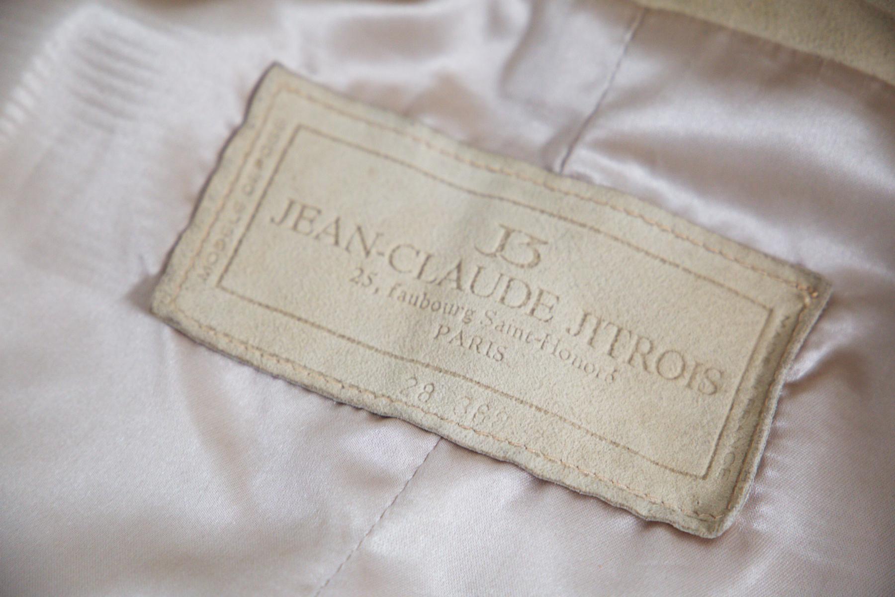 Lovely elegant short suede jacket designed by Jean-Claude Jitrois in the 1980s, made in France.
The jacket is entirely made of suede leather, very elegant, in beige color. The stud is short above the navel, has long sleeves and an open stand