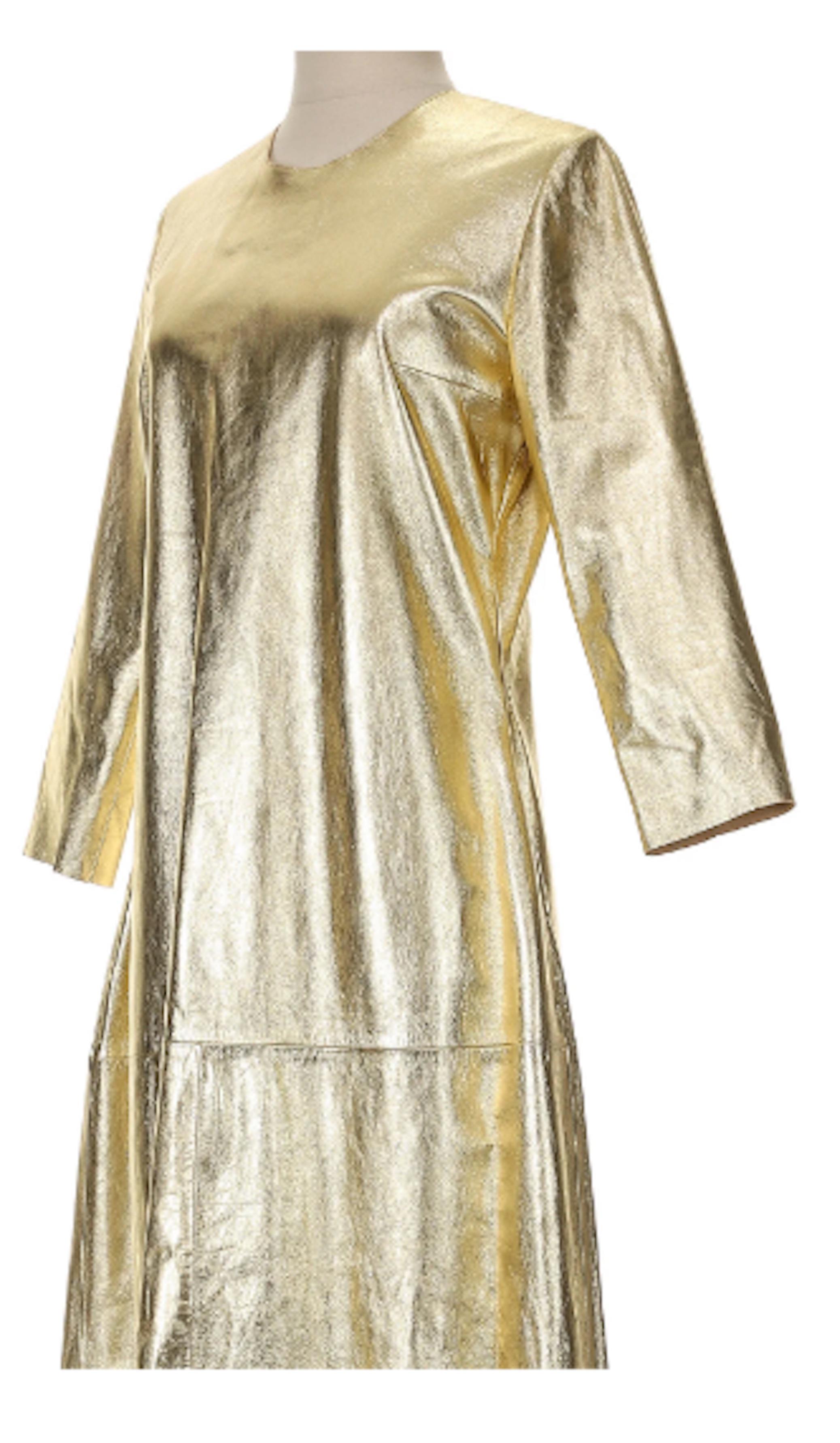 Jean-Claude Jitrois Kleid mit 3/4-Ärmeln aus goldenem Leder, hergestellt aus 100% Lammleder. Außergewöhnliches und einzigartiges bodenlanges Kleid mit Spitzendetails im Rücken und einem hochgeschlossenen Saum
- Verdeckter Reißverschluss auf der