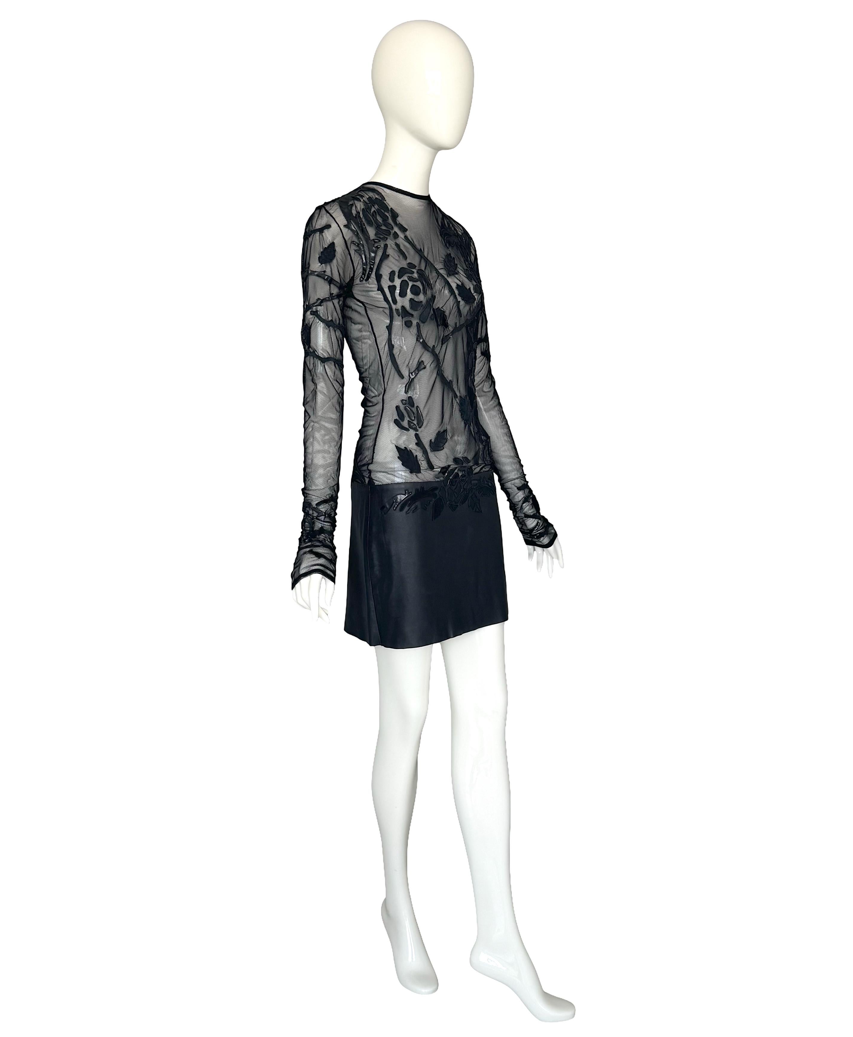 Couturier français du cuir Jean-Claude Jitrois Collection S 2012 Mini robe en cuir et maille diaphane noire

Cette robe audacieuse et élégante de Jean Claude Jitrois mélange des détails délicats et avant-gardistes. Le haut est en filet noir