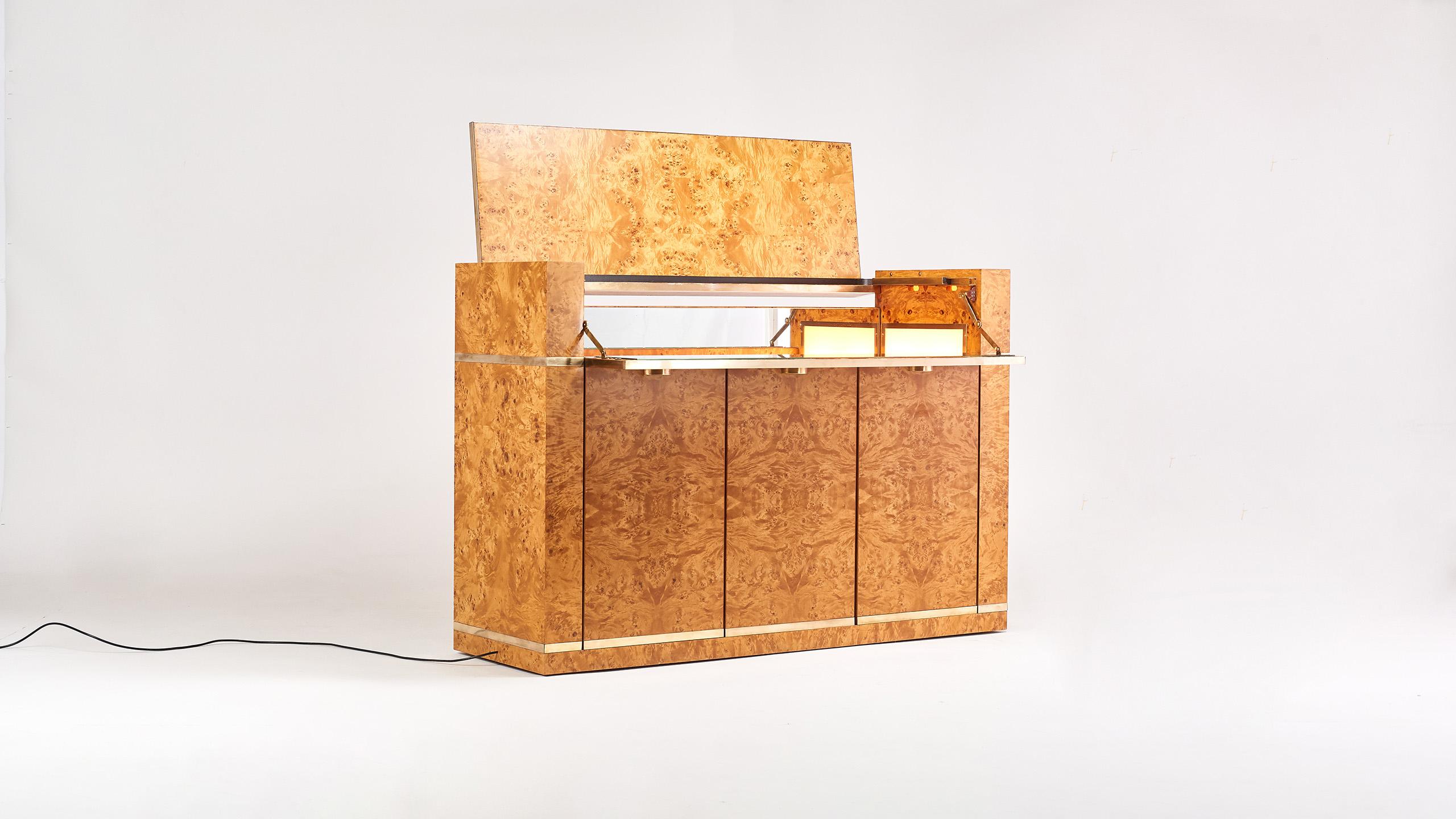 Exceptional dry bar in burl wood enhanced with brass, by designer Jean-Claude Mahey for Roche Bobois.

Opening by 3 doors on the front revealing shelf, and two flaps opening on a backlit bar on the upper part. 

Small traces of use, very good