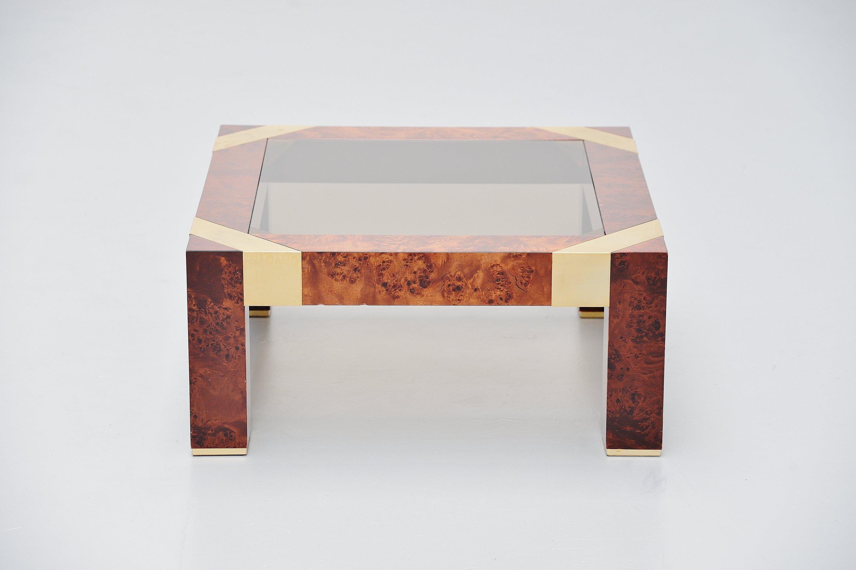 Schöner Couchtisch im Hollywood-Regency-Stil, entworfen von Jean Claude Mahey und hergestellt von Studio Mahey, Frankreich, 1970. Das Sofa hat Wurzelholzfurnier mit glänzender Oberfläche. Die Details sind aus vermessingtem Metall und die Platte ist