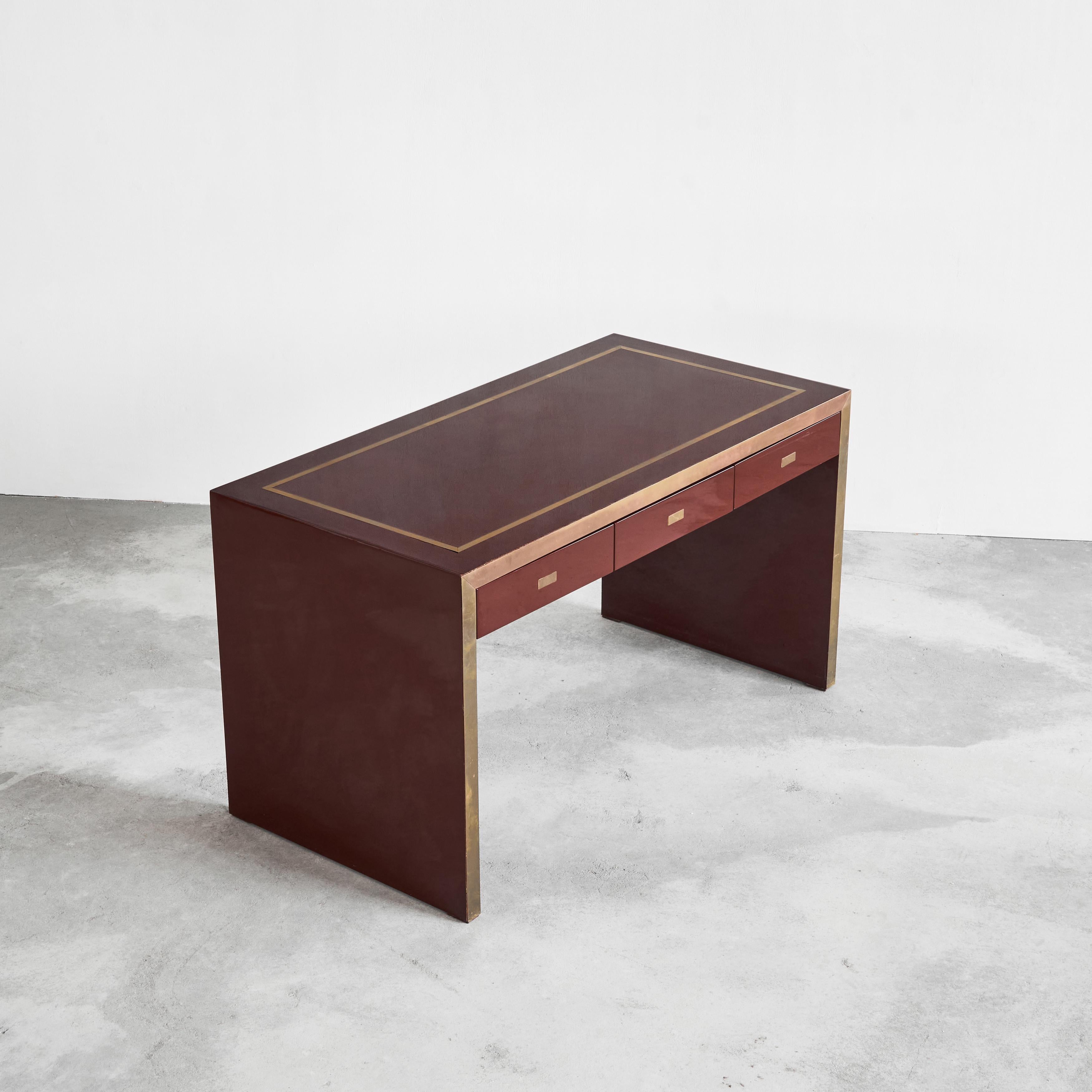 Scrivania in legno laccato e ottone di Jean Claude Mahey, Parigi, Francia, anni '70.

Si tratta di una splendida scrivania/tavolo/vanity table in legno laccato e ottone del designer Jean Claude Mahey. Un grande e quintessenziale design Hollywood
