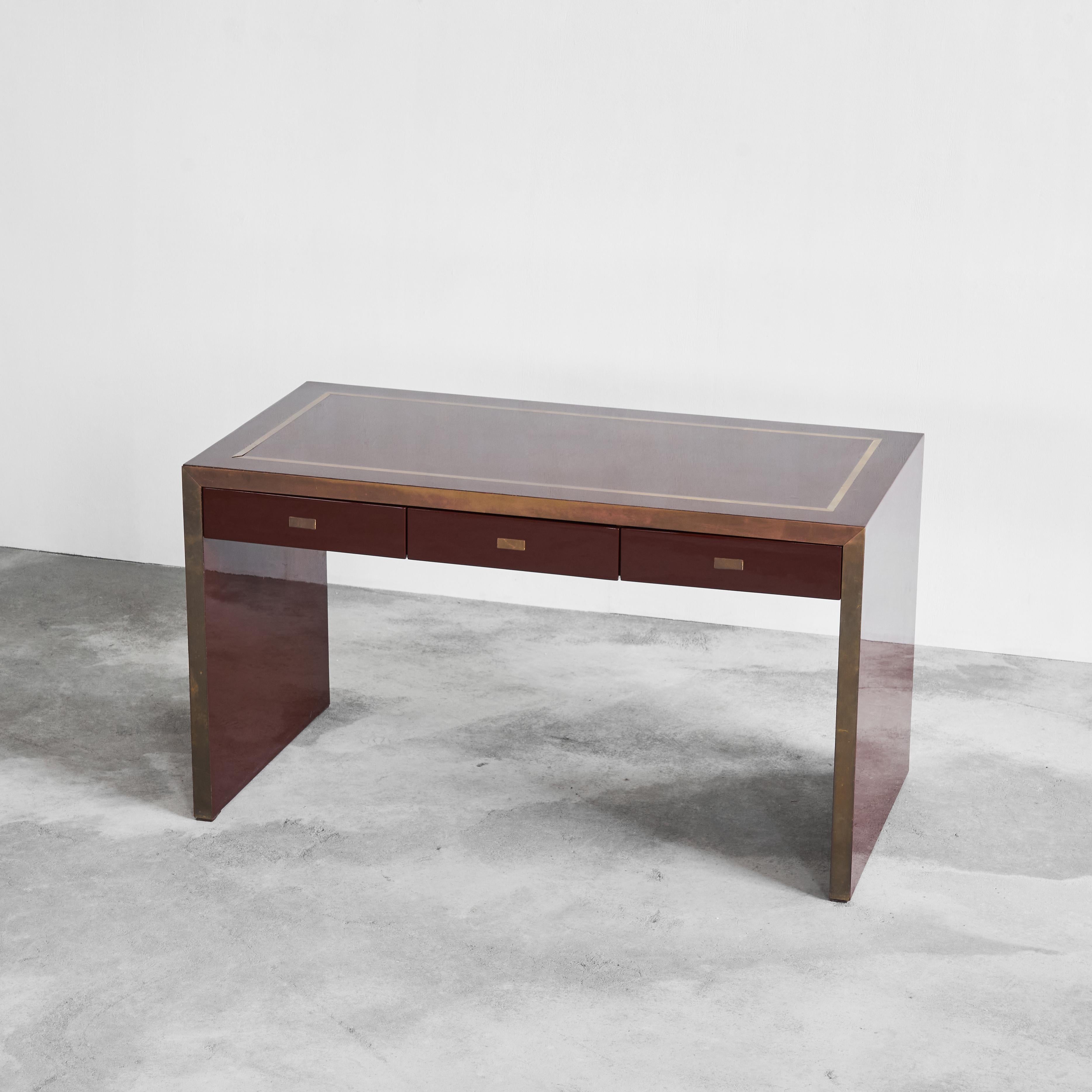 Fatto a mano Scrivania Jean Claude Mahey in legno laccato e ottone, anni '70 in vendita