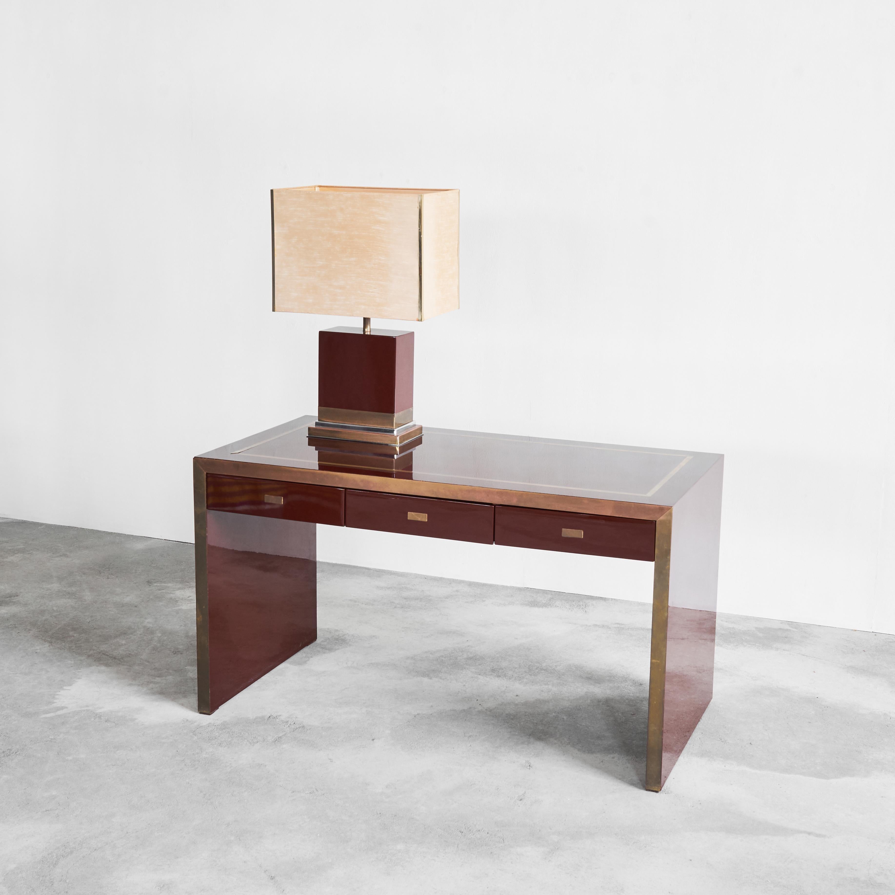 Scrivania Jean Claude Mahey in legno laccato e ottone, anni '70 In condizioni buone in vendita a Meer, VAN