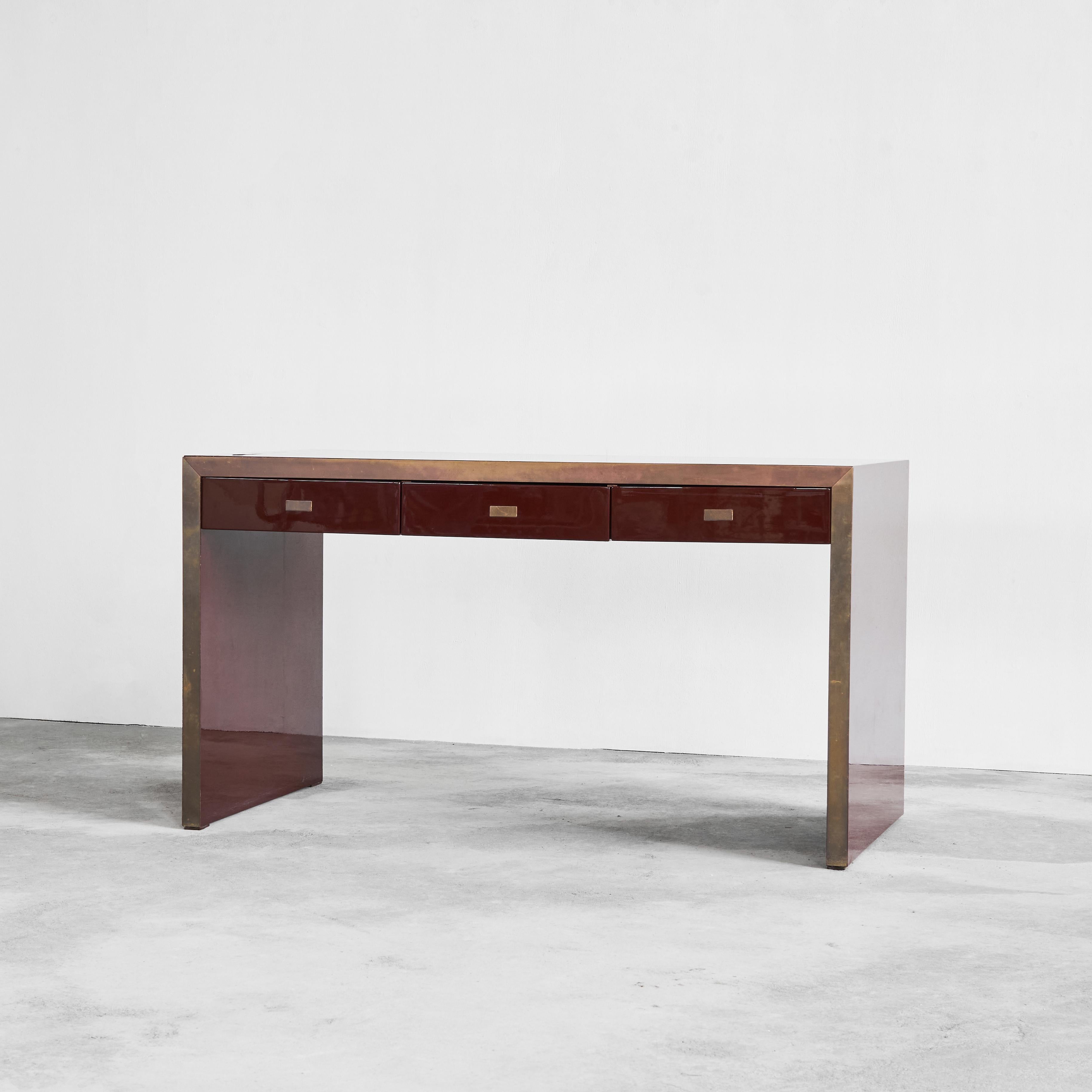 Ottone Scrivania Jean Claude Mahey in legno laccato e ottone, anni '70 in vendita