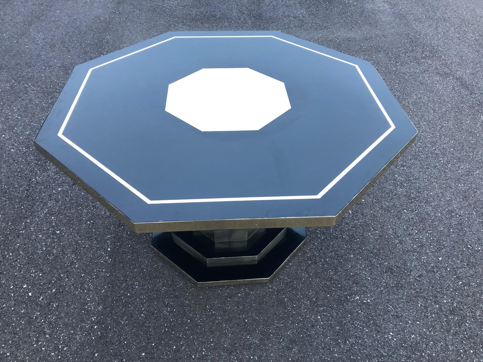 Table hexagonale en stratifié arrière et détails en laiton des années 1970.
Design/One Jean Claude Mahey
