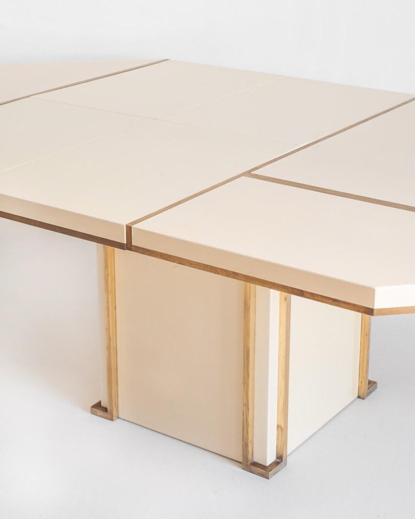 Jean-Claude Mahey dining table, France, ivory lacquered wood and gilt brass 70s en vente 2