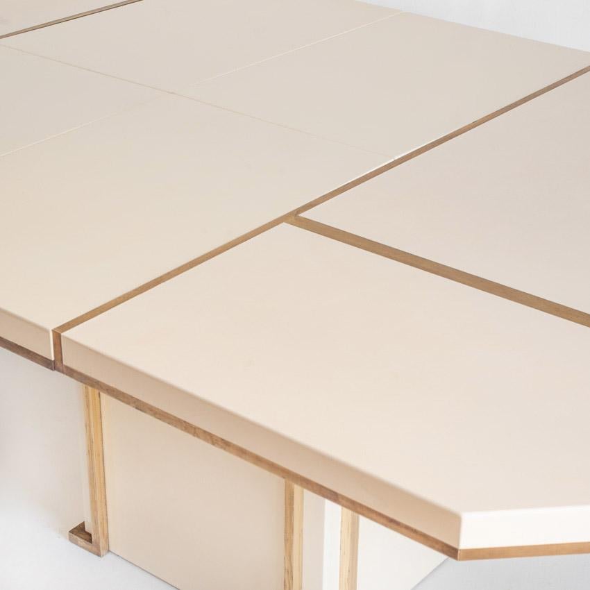 Jean-Claude Mahey dining table, France, ivory lacquered wood and gilt brass 70s en vente 3
