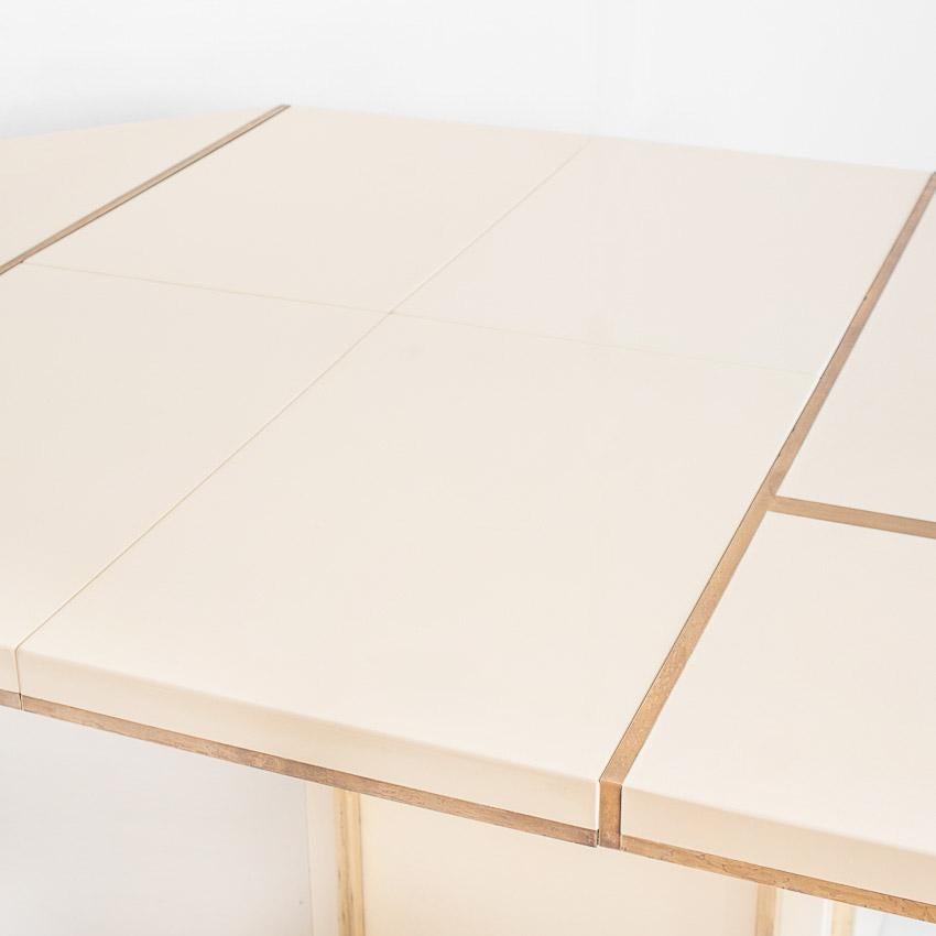 Jean-Claude Mahey dining table, France, ivory lacquered wood and gilt brass 70s en vente 4