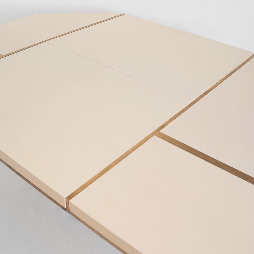 Jean-Claude Mahey dining table, France, ivory lacquered wood and gilt brass 70s en vente 5