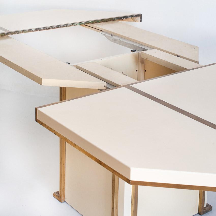 Jean-Claude Mahey dining table, France, ivory lacquered wood and gilt brass 70s en vente 7