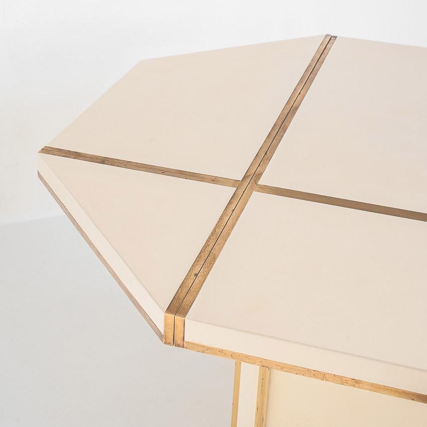 Jean-Claude Mahey dining table, France, ivory lacquered wood and gilt brass 70s en vente 10