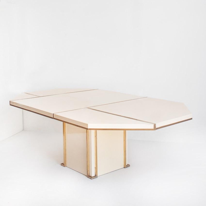 Jean-Claude Mahey dining table, France, ivory lacquered wood and gilt brass 70s en vente 11