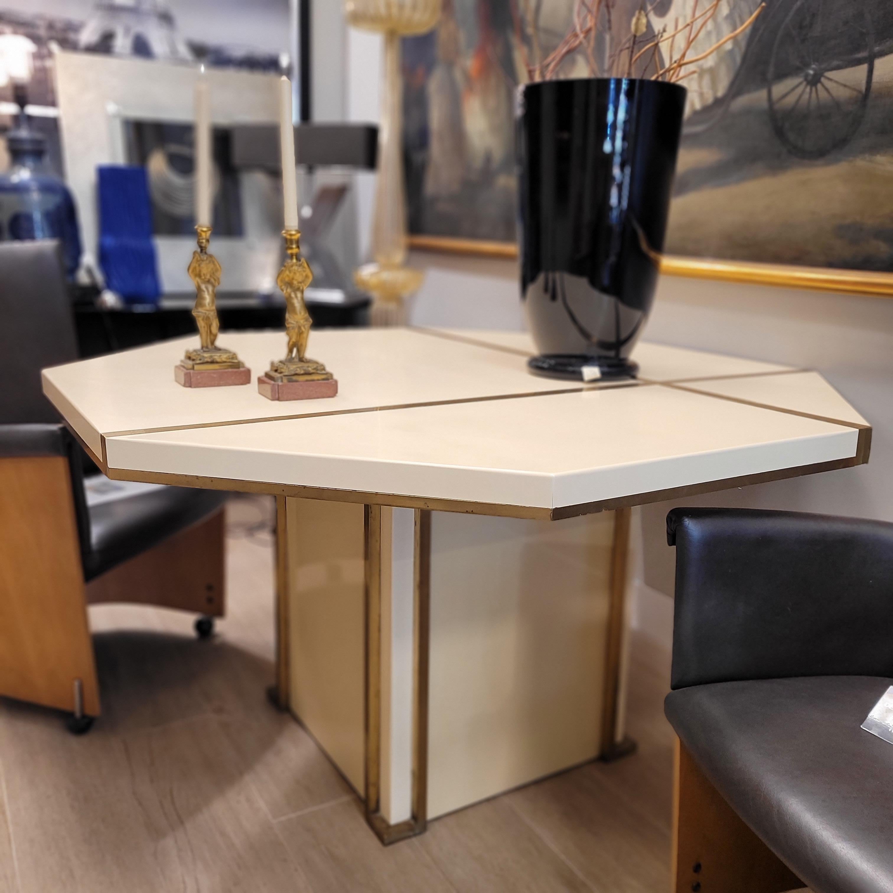 Jean-Claude Mahey dining table, France, ivory lacquered wood and gilt brass 70s en vente 12