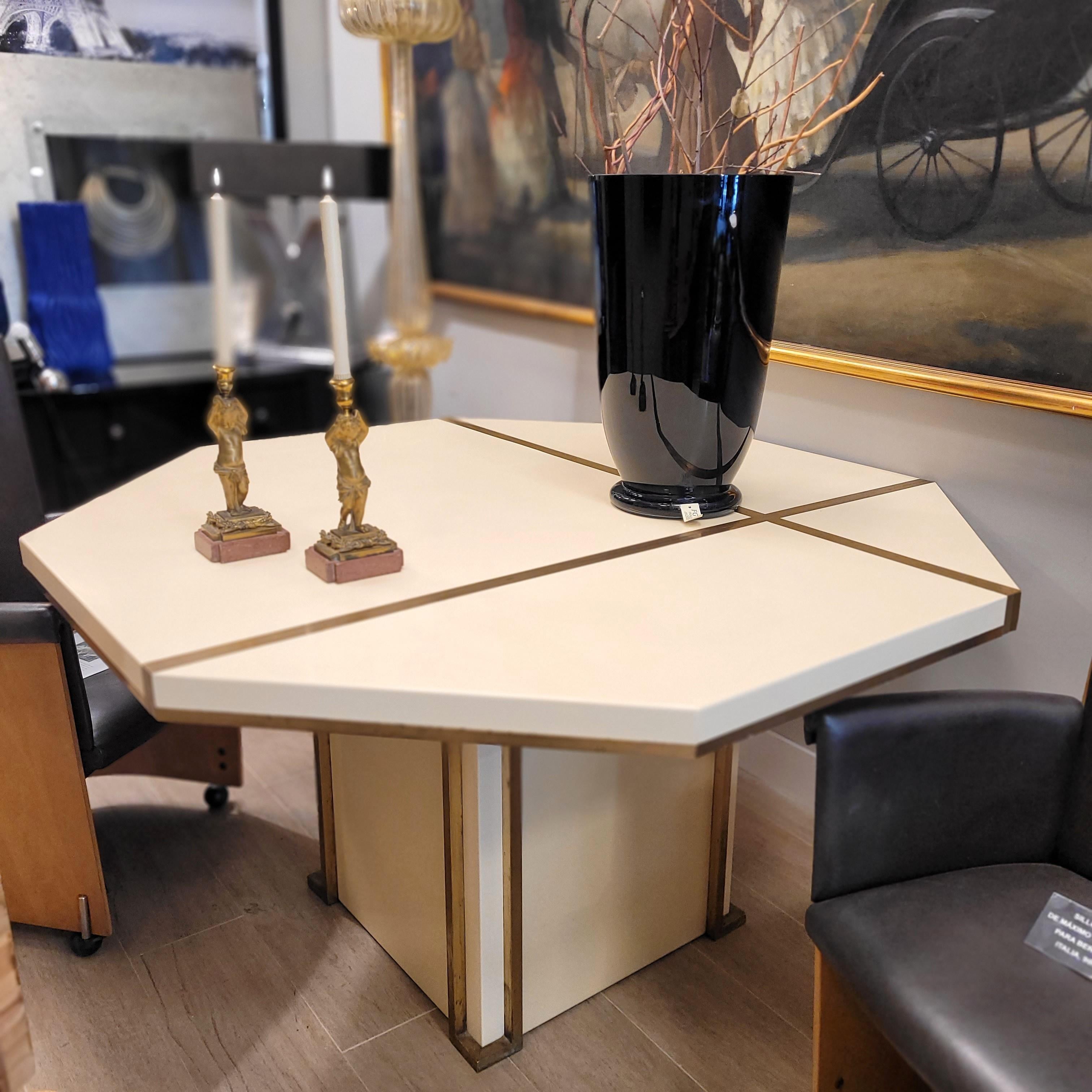 Fait main Jean-Claude Mahey dining table, France, ivory lacquered wood and gilt brass 70s en vente
