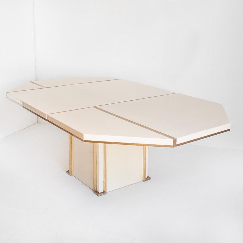 Jean-Claude Mahey dining table, France, ivory lacquered wood and gilt brass 70s en vente 1