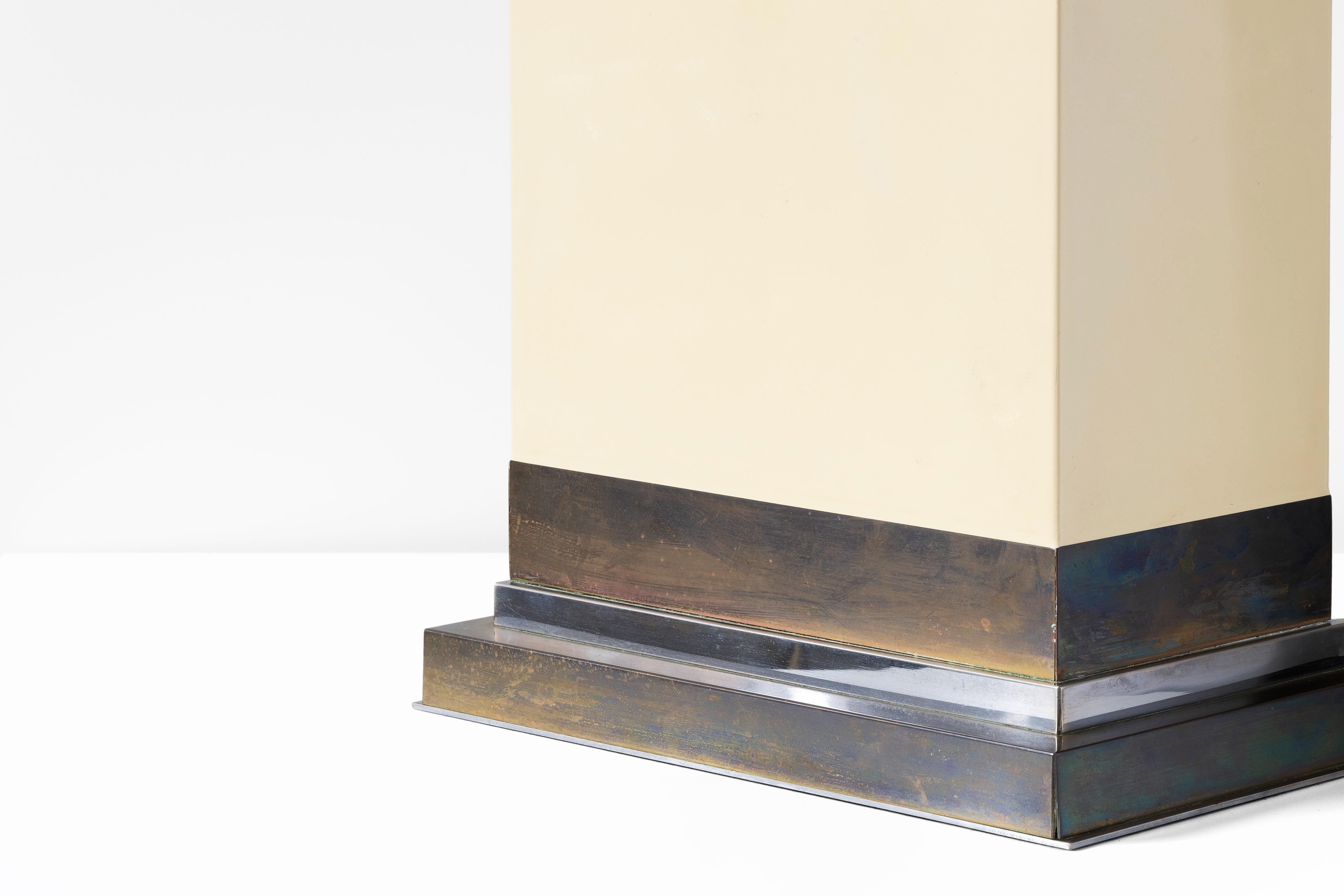 Lacquered Jean-Claude Mahey – Rectangular Cream Resin Table lamp, 1970s For Sale
