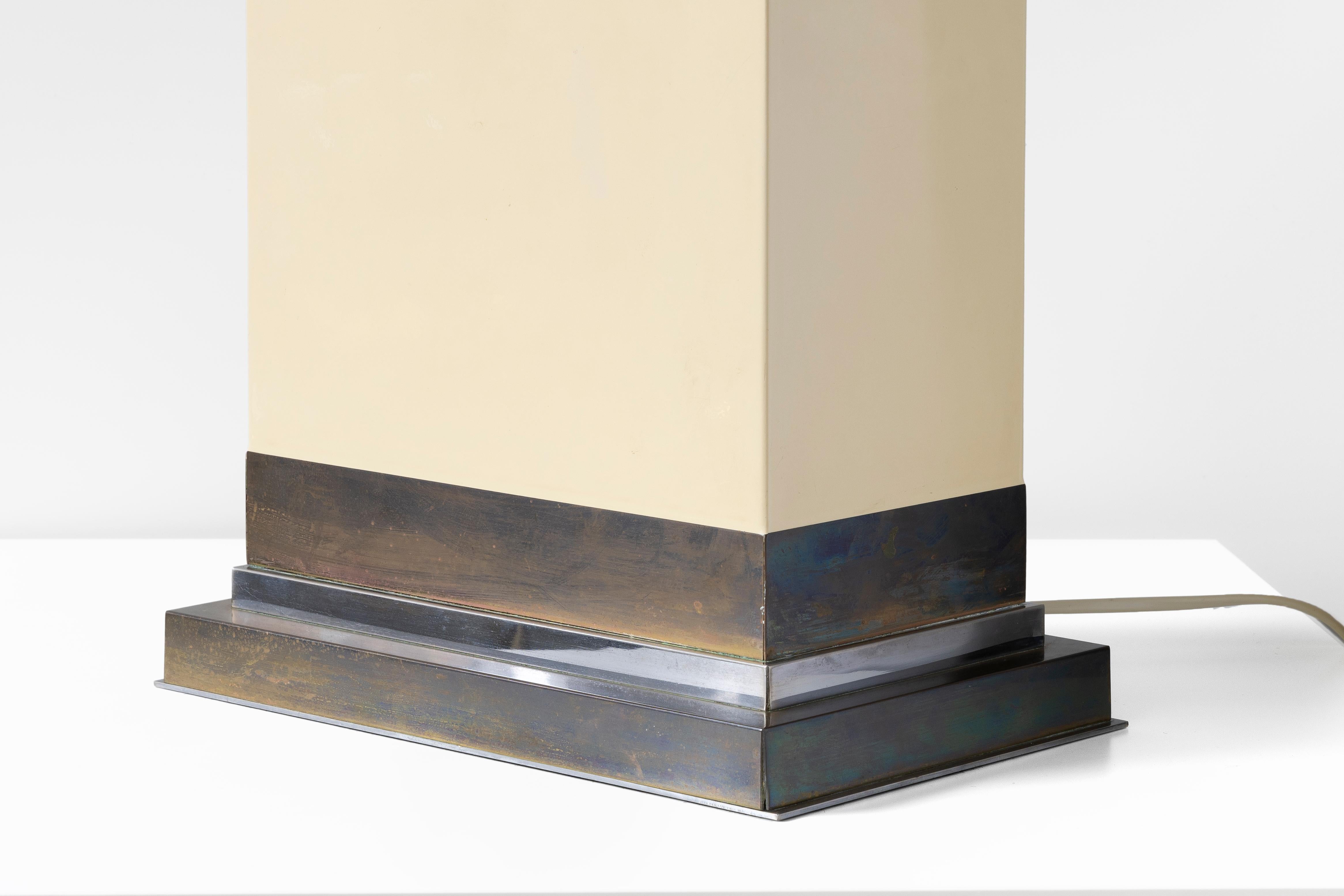 Jean-Claude Mahey – Rectangular Cream Resin Table lamp, 1970s In Good Condition For Sale In London, GB