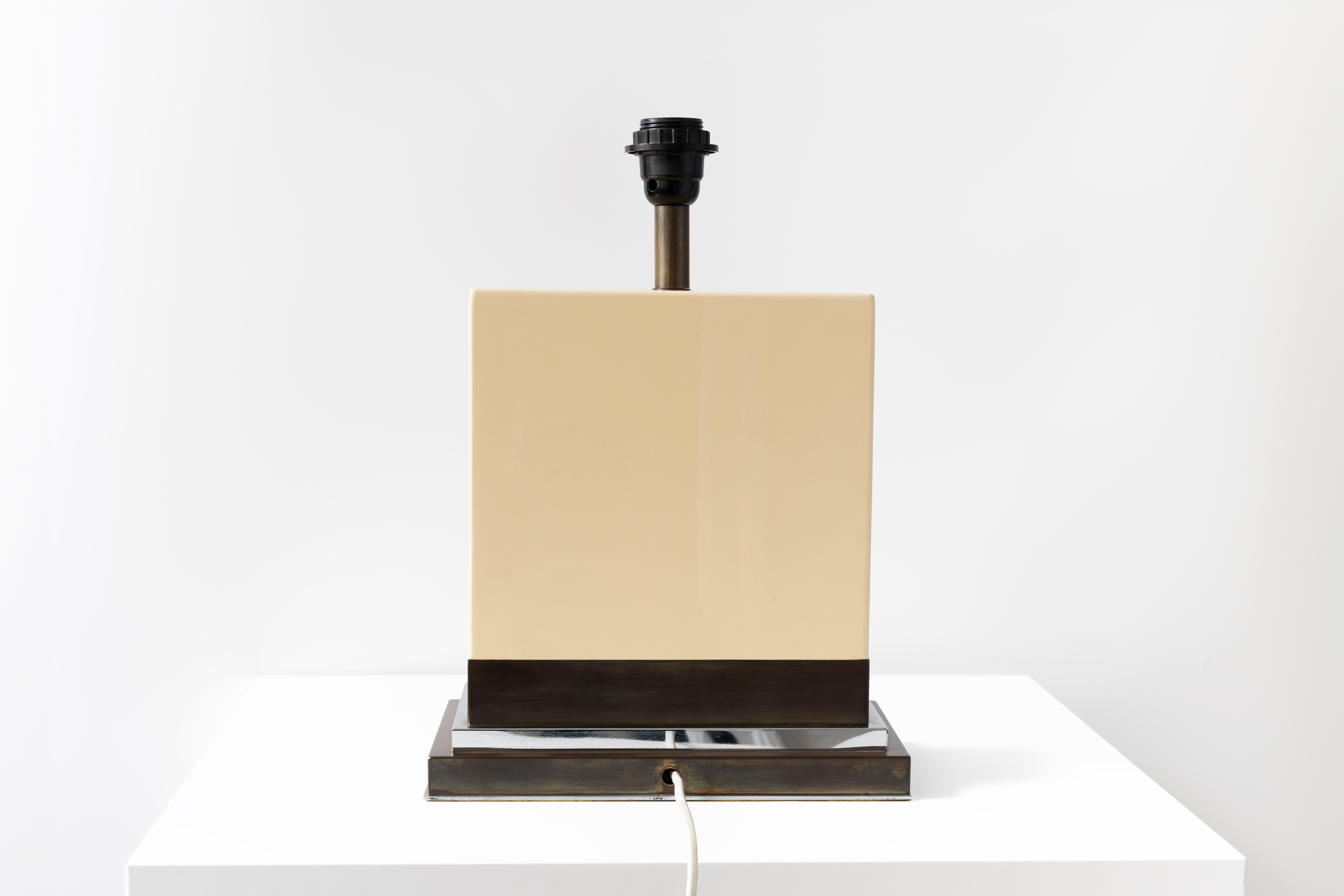 Jean Claude Mahey - Lampe de table rectangulaire en résine crème, 1970 Bon état - En vente à London, GB