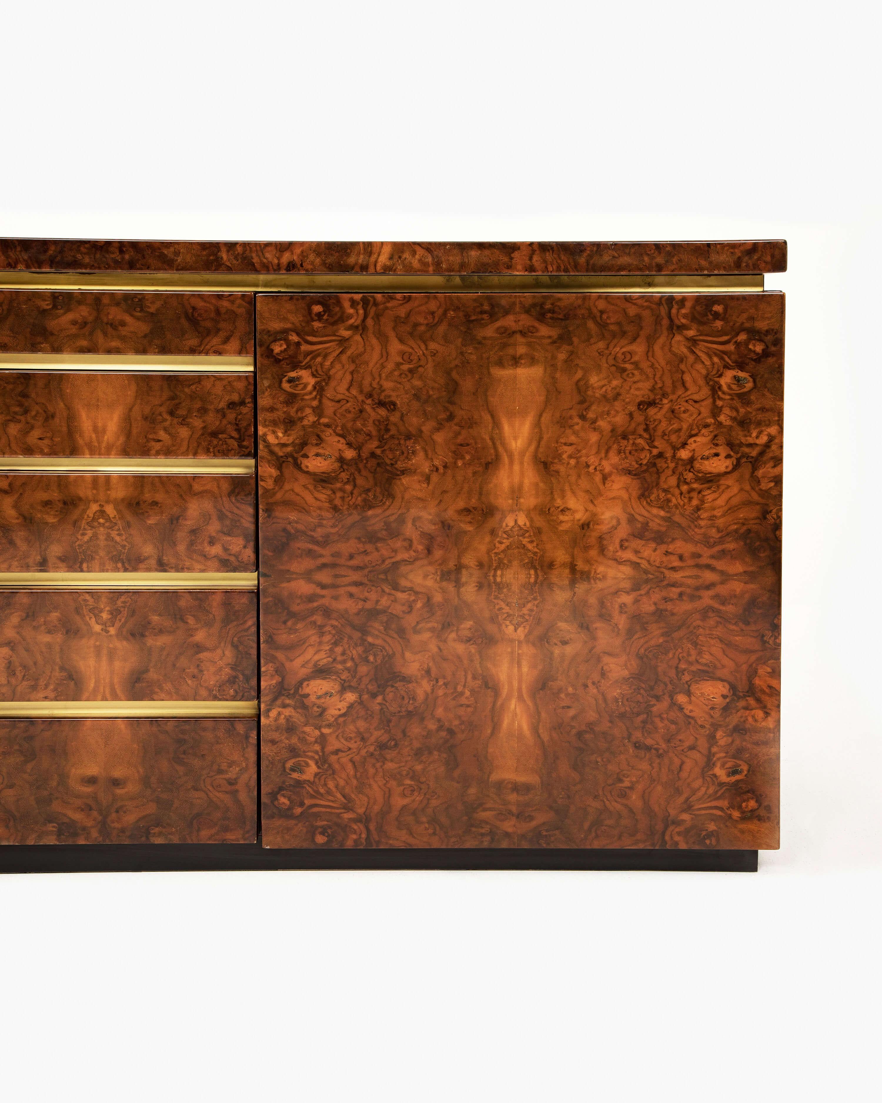Laiton Jean-Claude Mahey Sideboard in Lacquered Burl Wood Veneer with Gilded Profiles en vente