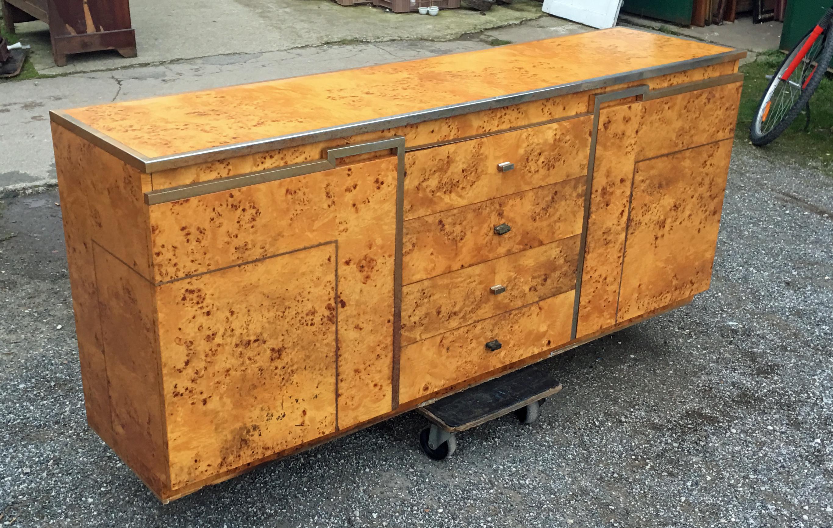 attrib. Jean-Claude Mahey, sideboard in walnut burl veneer and gilt brass
small oxidation on the metal.