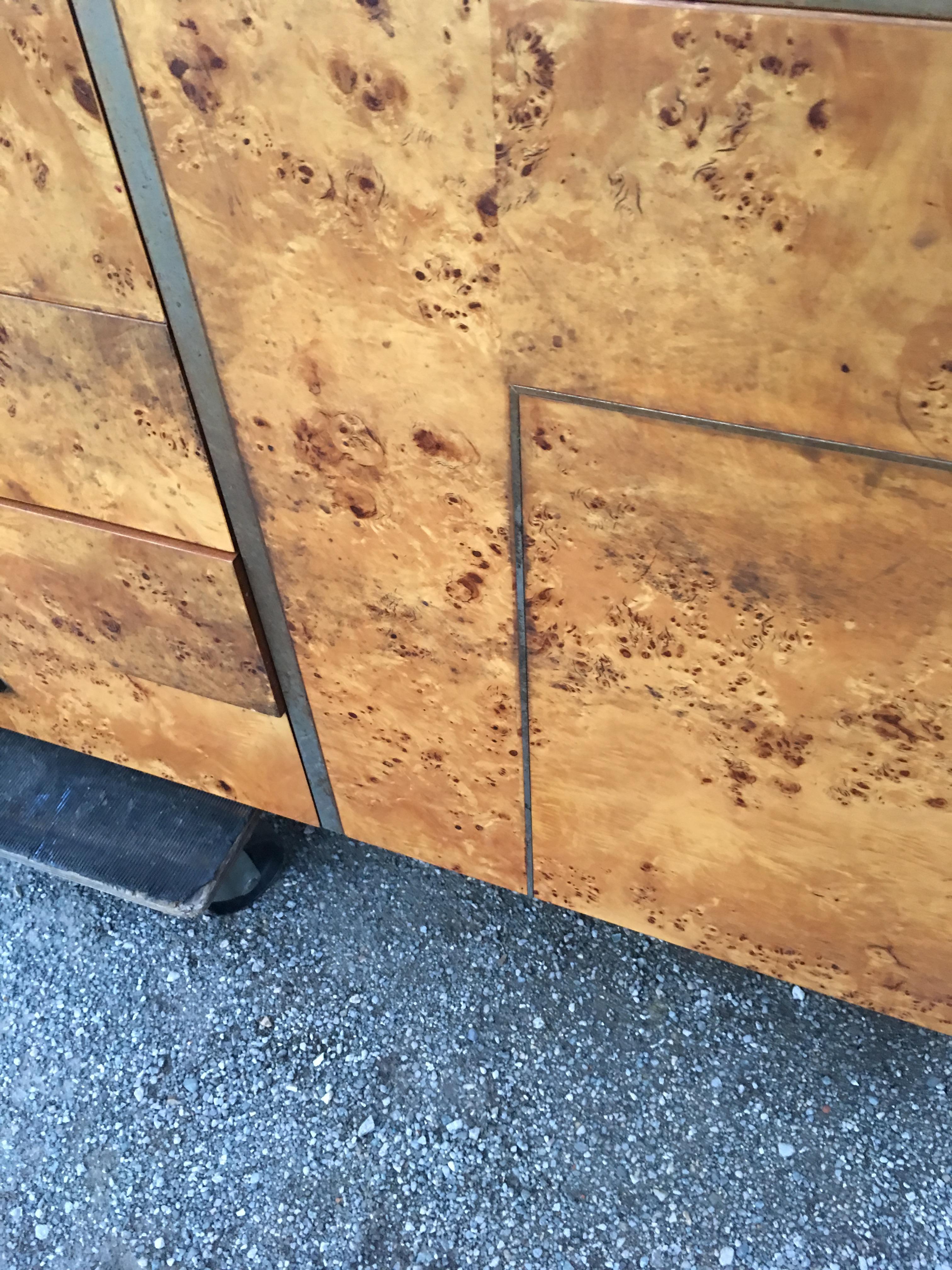 Sideboard in Walnut Burl Veneer and Gilt Brass attributed to Jean-Claude Mahey  In Good Condition In Saint-Ouen, FR