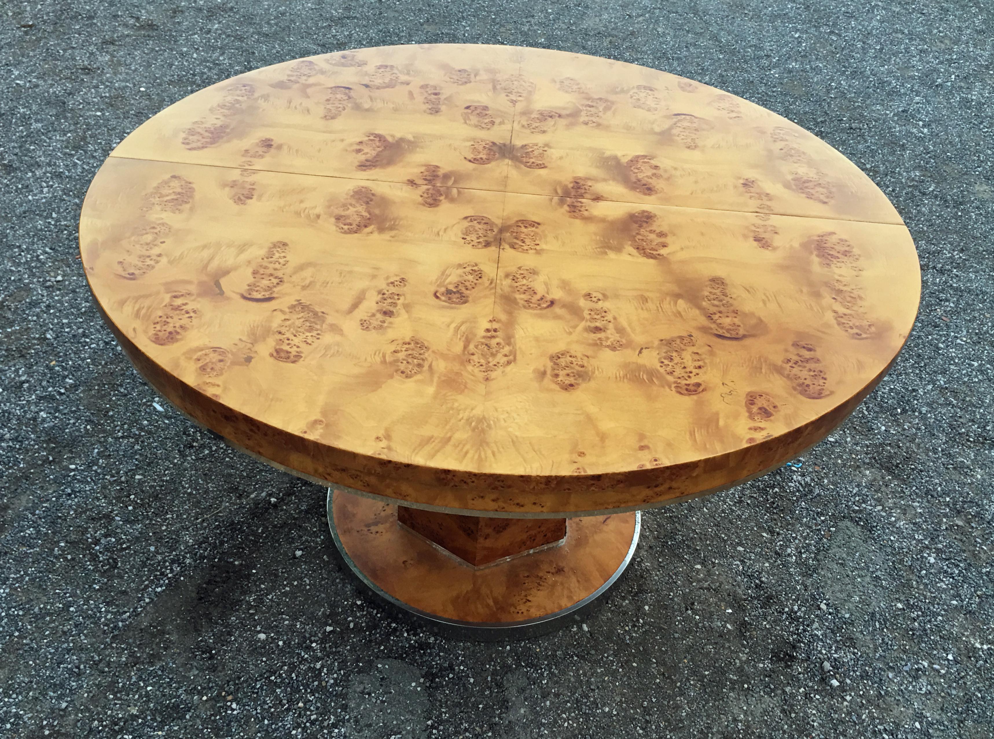 Jean-Claude Mahey, table in Walnut Burl Veneer and Gilt Brass 
with 2 extensions.
Dimension with the extensions: 73 x 170 x 120 cm
Small oxidation on the metal.
   