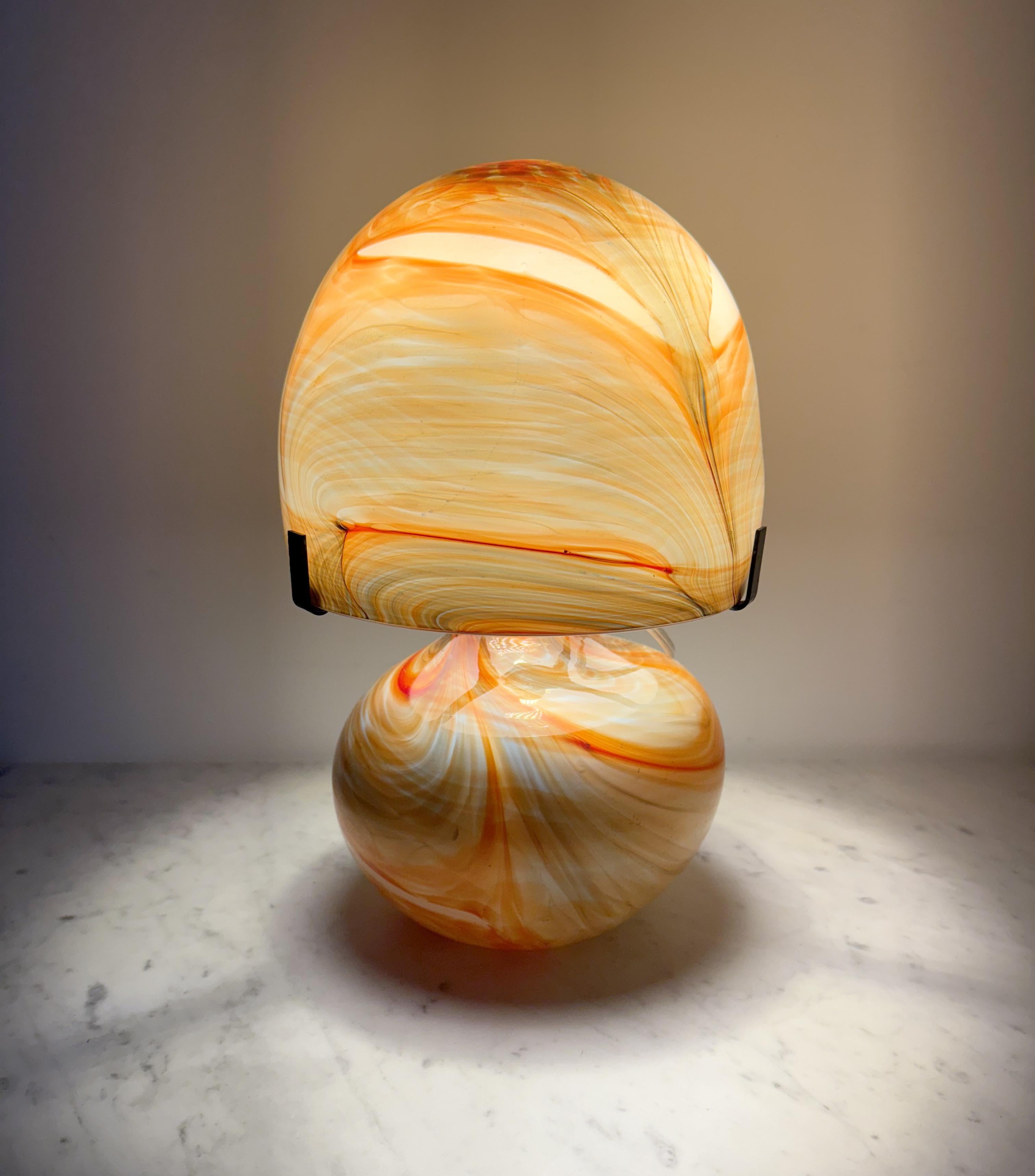Lampe de table vintage en verre soufflé des années 1980. Signé Novaro. Récemment recâblée pour les Etats-Unis avec une douille candélabre et un cordon transparent.

Jean-Claude Novaro, 1943 - 2014, était un maître verrier français.  Considéré comme