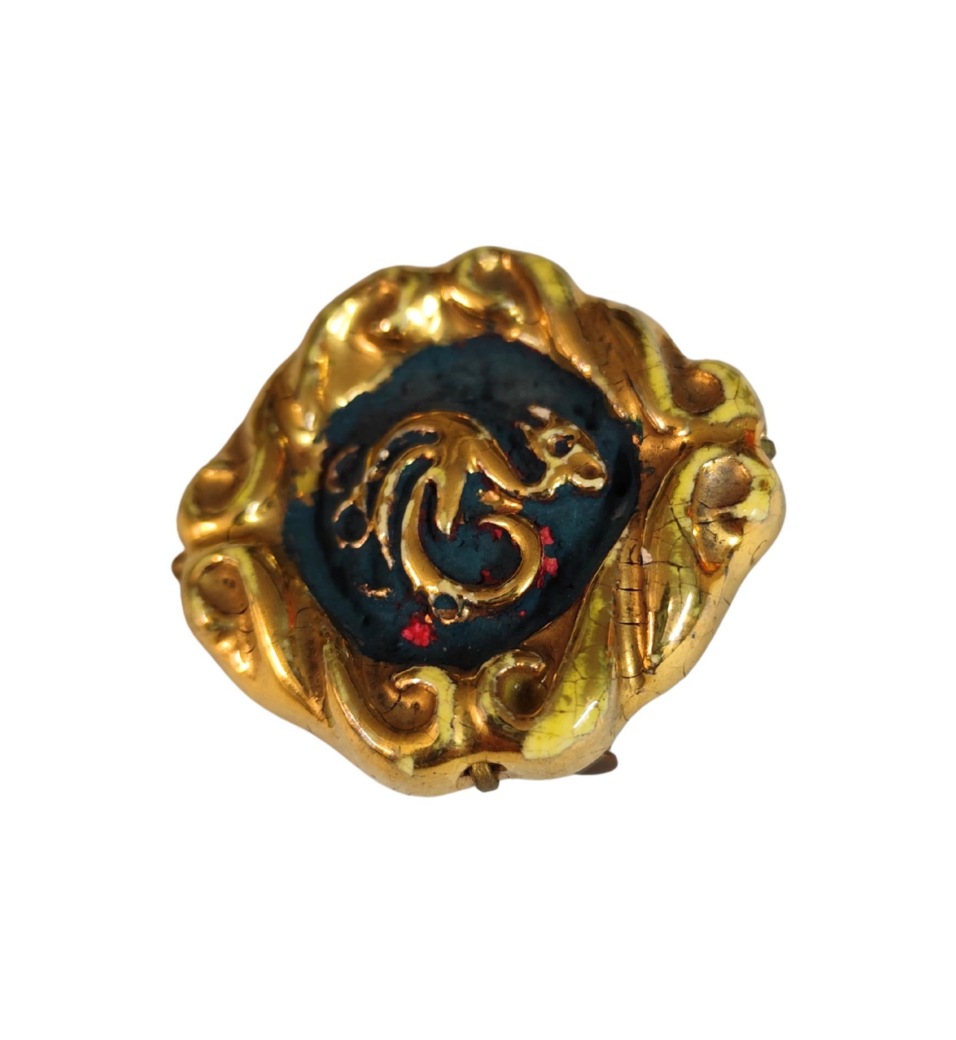 Broche de cerámica atribuido a Jean Clément
Diseño animal con marco dorado sobre fondo azul
Sin signo
Alrededor de 1930

Buen estado
Algunos signos de envejecimiento y uso