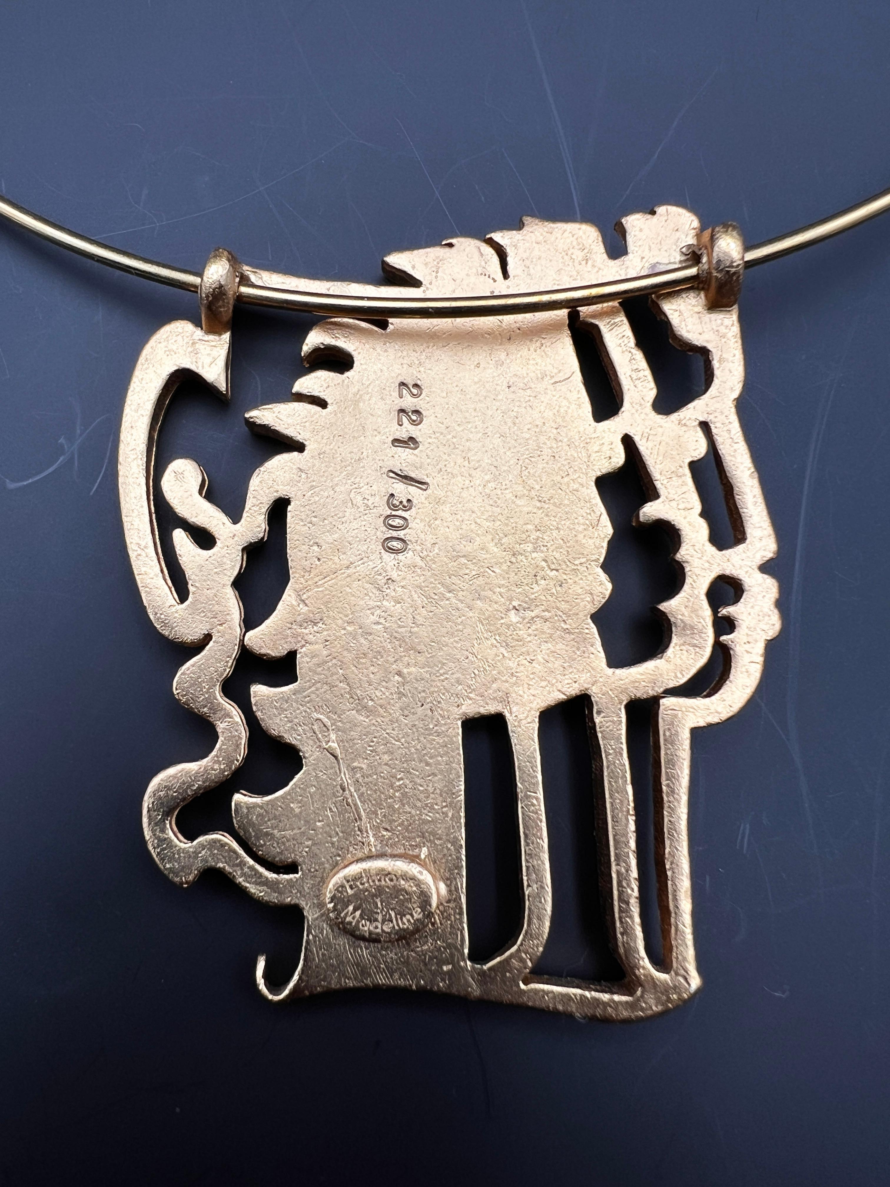 Collana di Jean Cocteau firmata e numerata 221/300 dell'Edition Madeleine.
I 3 volti rappresentano lo stile di Jean Cocteau, molto riconoscibile. Firmato Jean Cocteau su uno dei volti.
