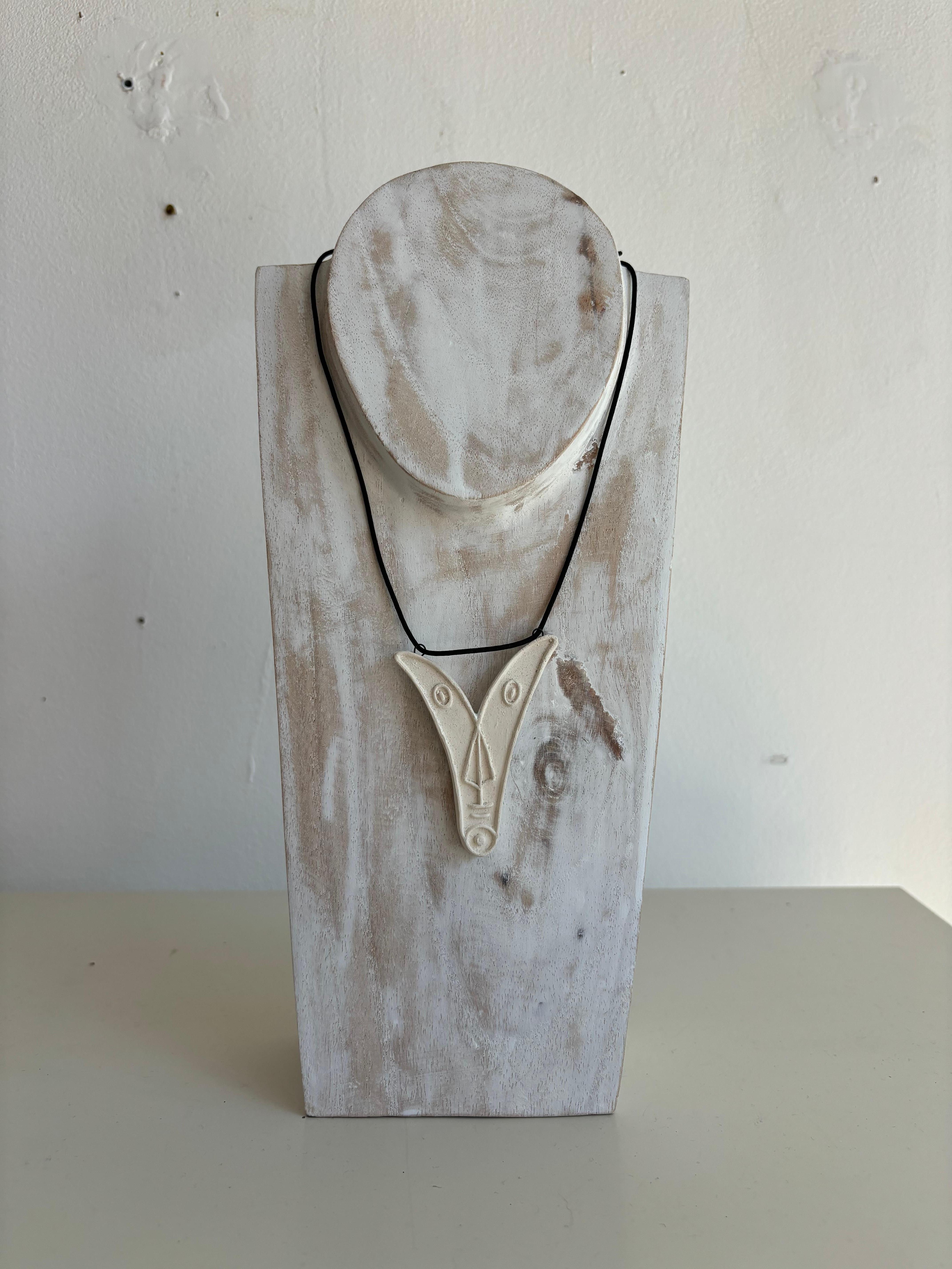 Rare pendentif par Jean Cocteau, signé. 