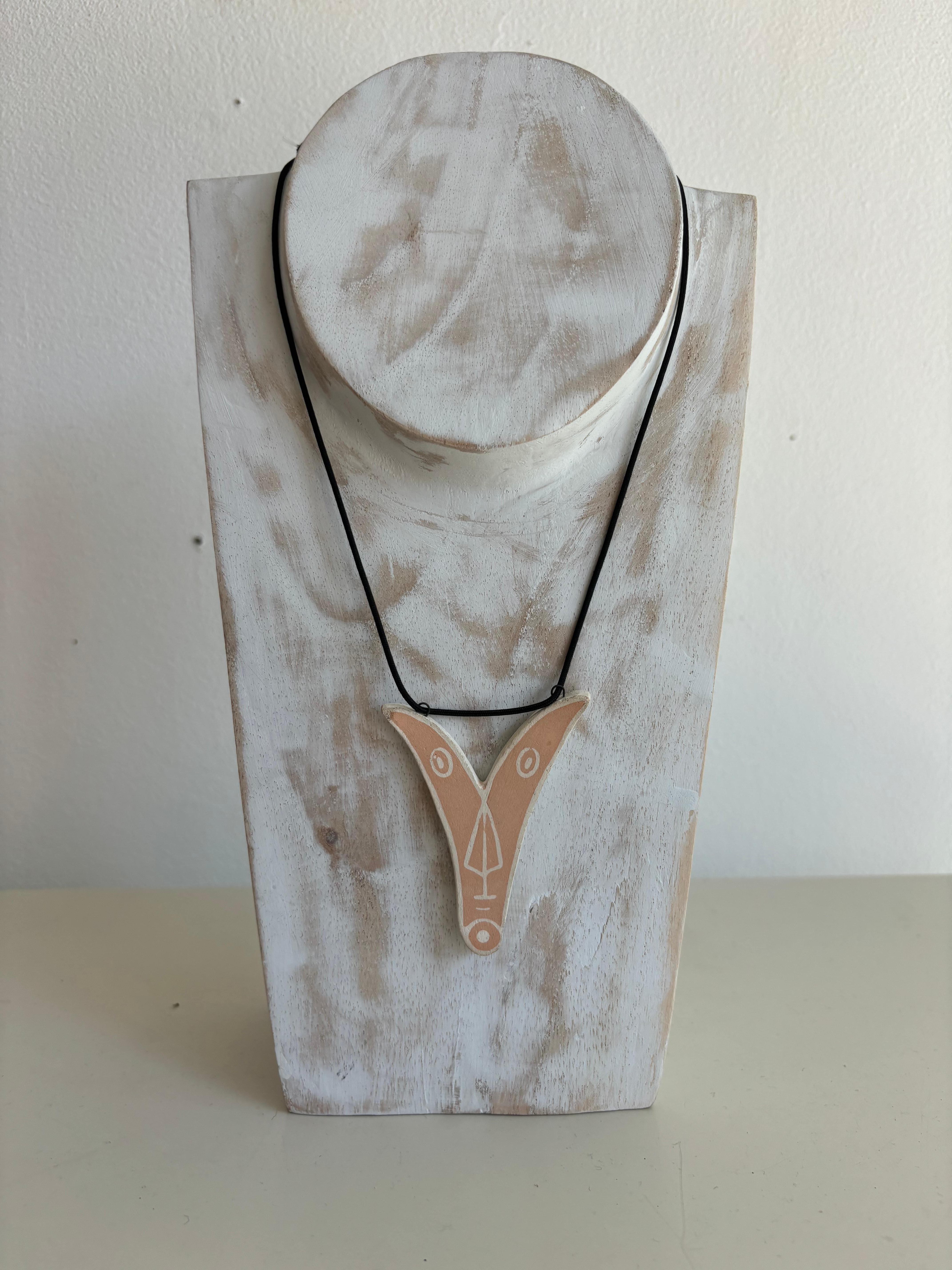 Rare pendentif par Jean Cocteau, signé. 