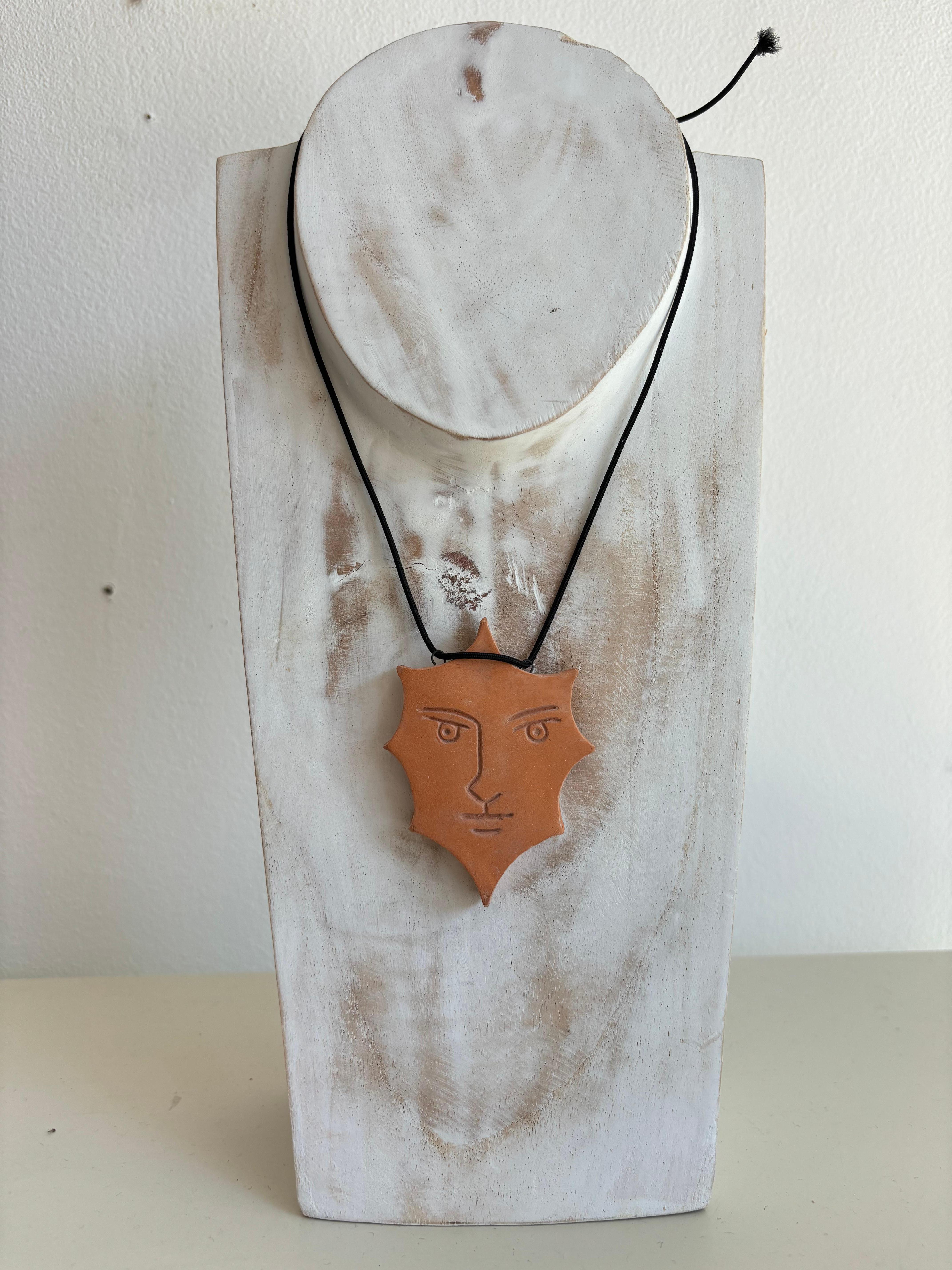 Rare pendentif par Jean Cocteau, signé. 