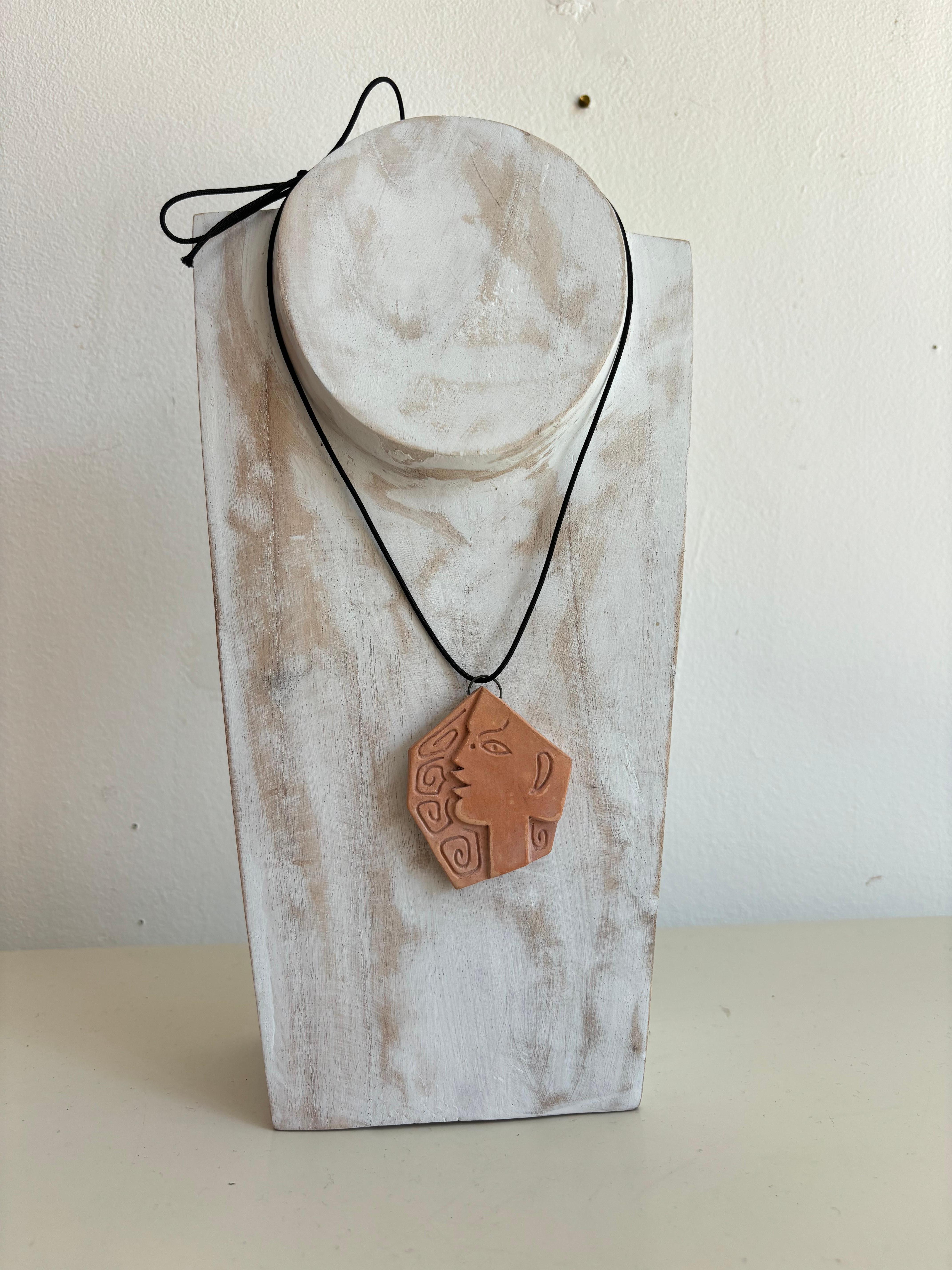 Rare pendentif par Jean Cocteau, signé. 
