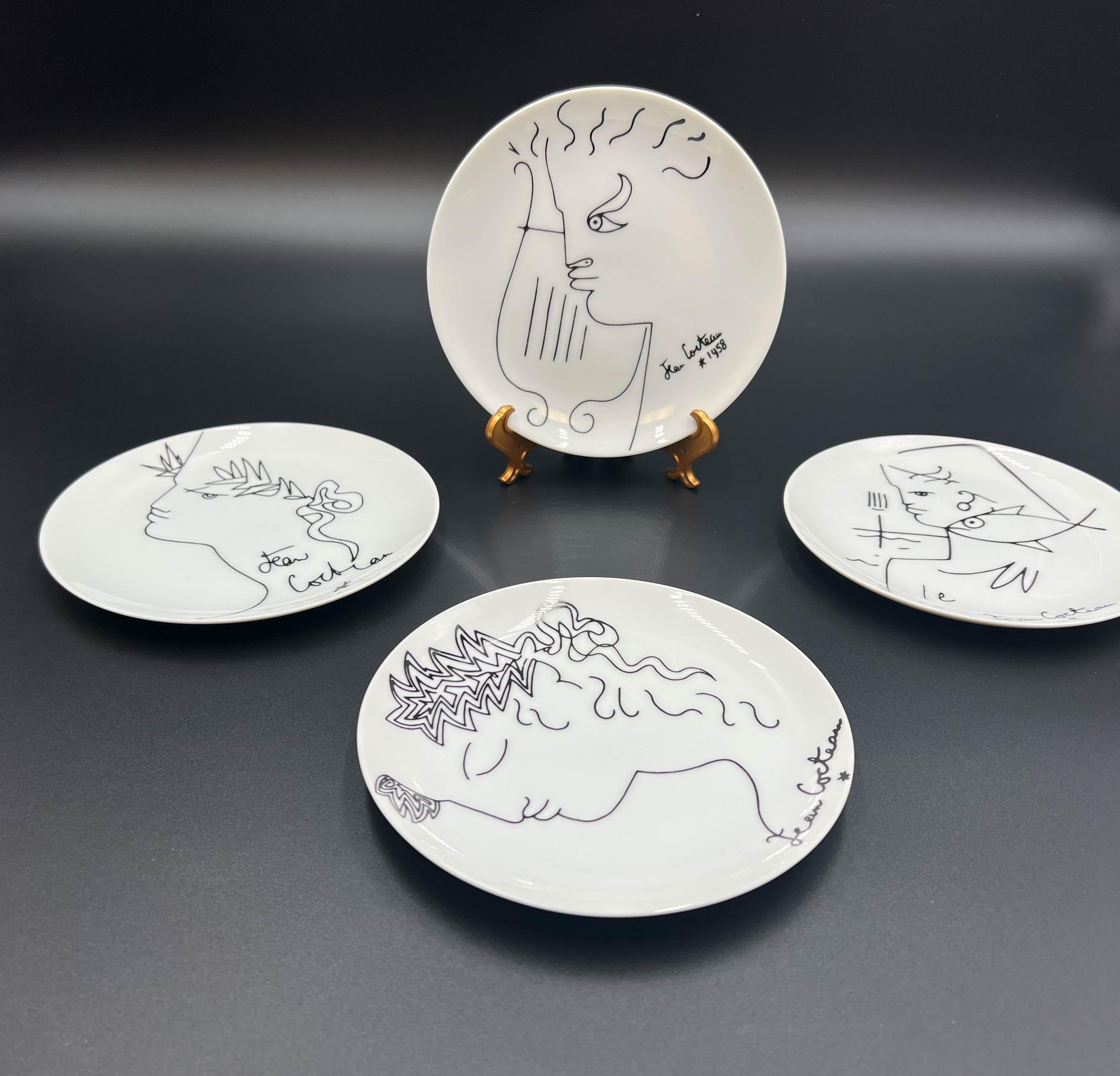Das Set aus vier Vintage-Porzellantellern von Jean Cocteau für die Firma Limoges aus dem Jahr 1958 hat einen hohen künstlerischen und sammlerischen Wert. Jean Cocteau, ein prominenter französischer Künstler, der für seine Beiträge zu verschiedenen