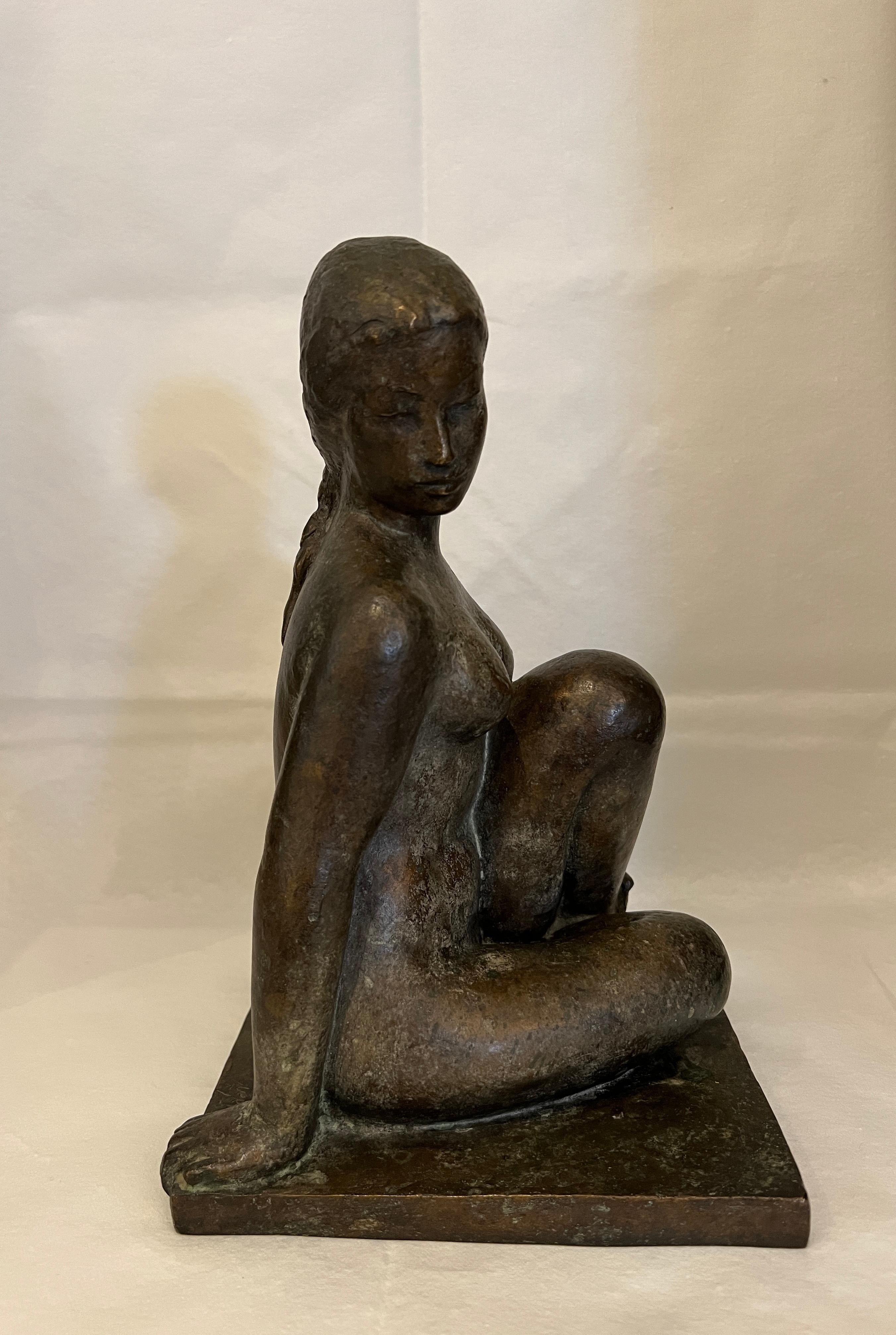 Junge Frau in Gedanken – Sculpture von Jean Daniel Guerry