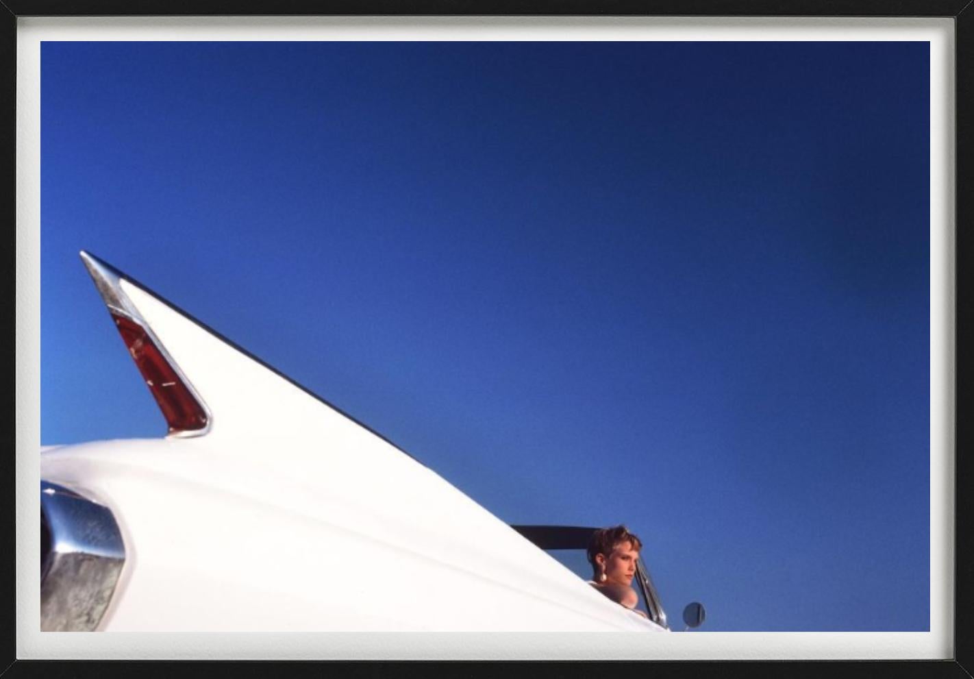 L'aile de voiture américaine, photographie d'art - Bleu Figurative Photograph par Jean-Daniel Lorieux