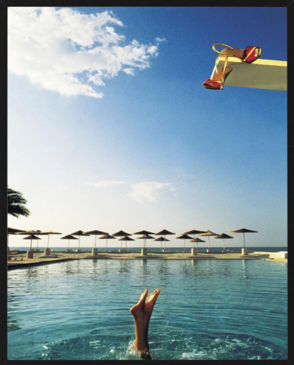 DIOR SHOES – Tunesien, Füße im Wasser schwimmen, Kunstfotografie, 1980 (Zeitgenössisch), Photograph, von Jean-Daniel Lorieux