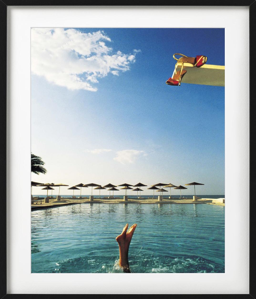DIOR SHOES – Tunesien, Füße im Wasser schwimmen, Kunstfotografie, 1980 (Blau), Figurative Photograph, von Jean-Daniel Lorieux